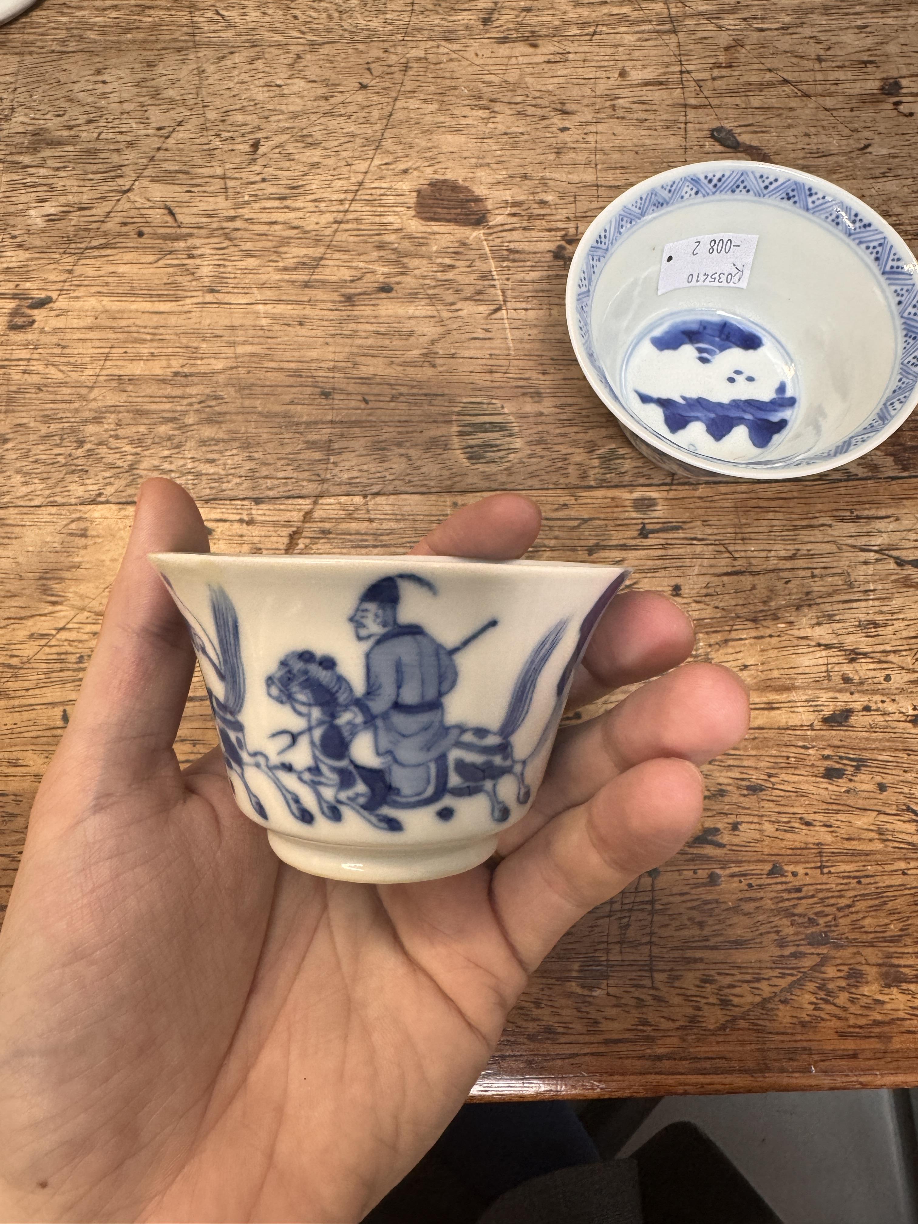 TWO CHINESE BLUE AND WHITE CUPS 清康熙 青花策馬勇戰圖盃兩件 《玉》款 - Image 10 of 23