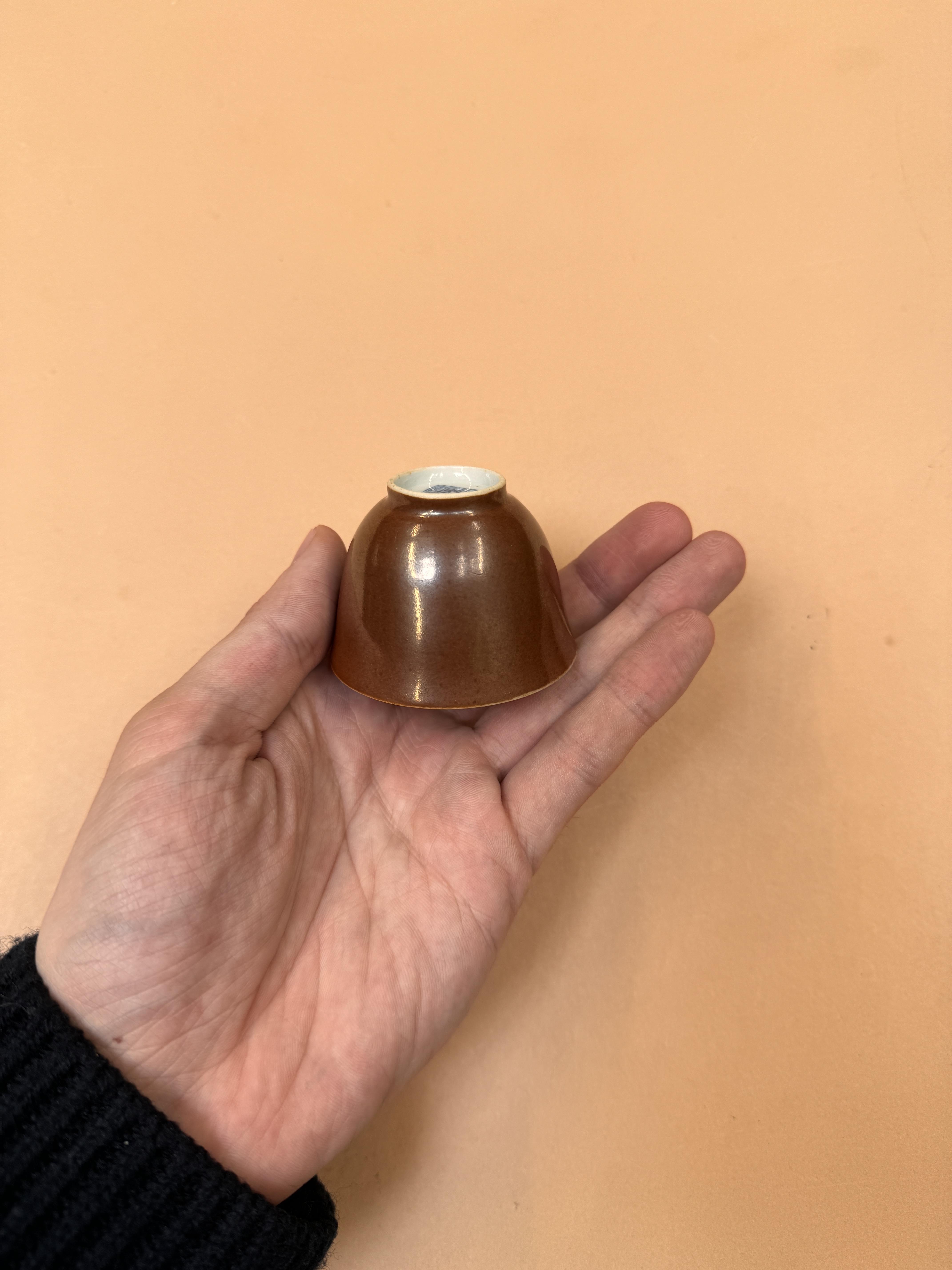 A RARE CHINESE MONOCHROME BROWN-GLAZED WINE CUP 清乾隆 醬釉盃 《大清乾隆年製》款 - Image 9 of 23