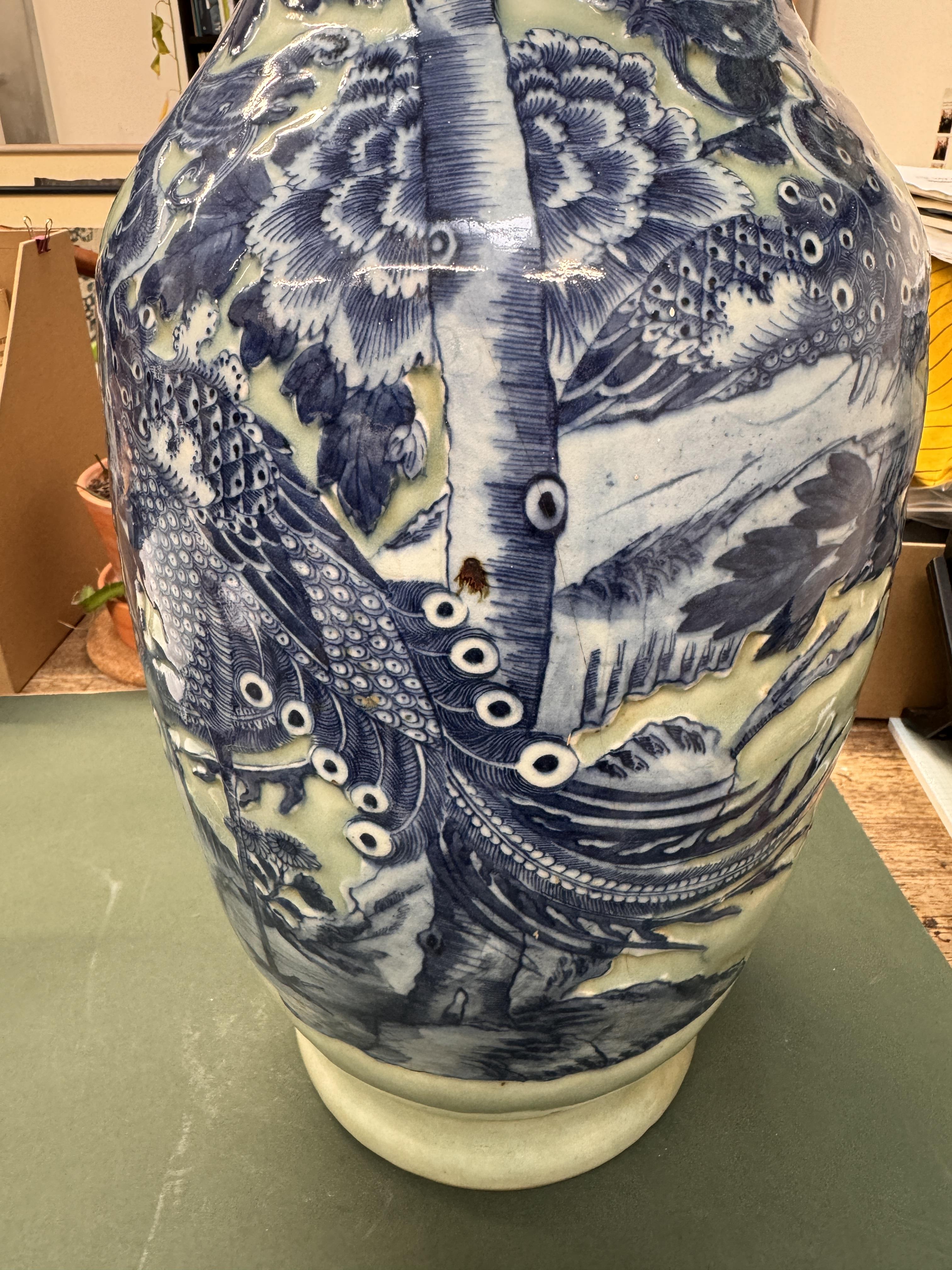 A LARGE CHINESE BLUE AND WHITE CELADON-GROUND 'PHOENIXES' VASE 清十九世紀 青花青地鳳紋雙螭龍紋瓶 - Image 8 of 12