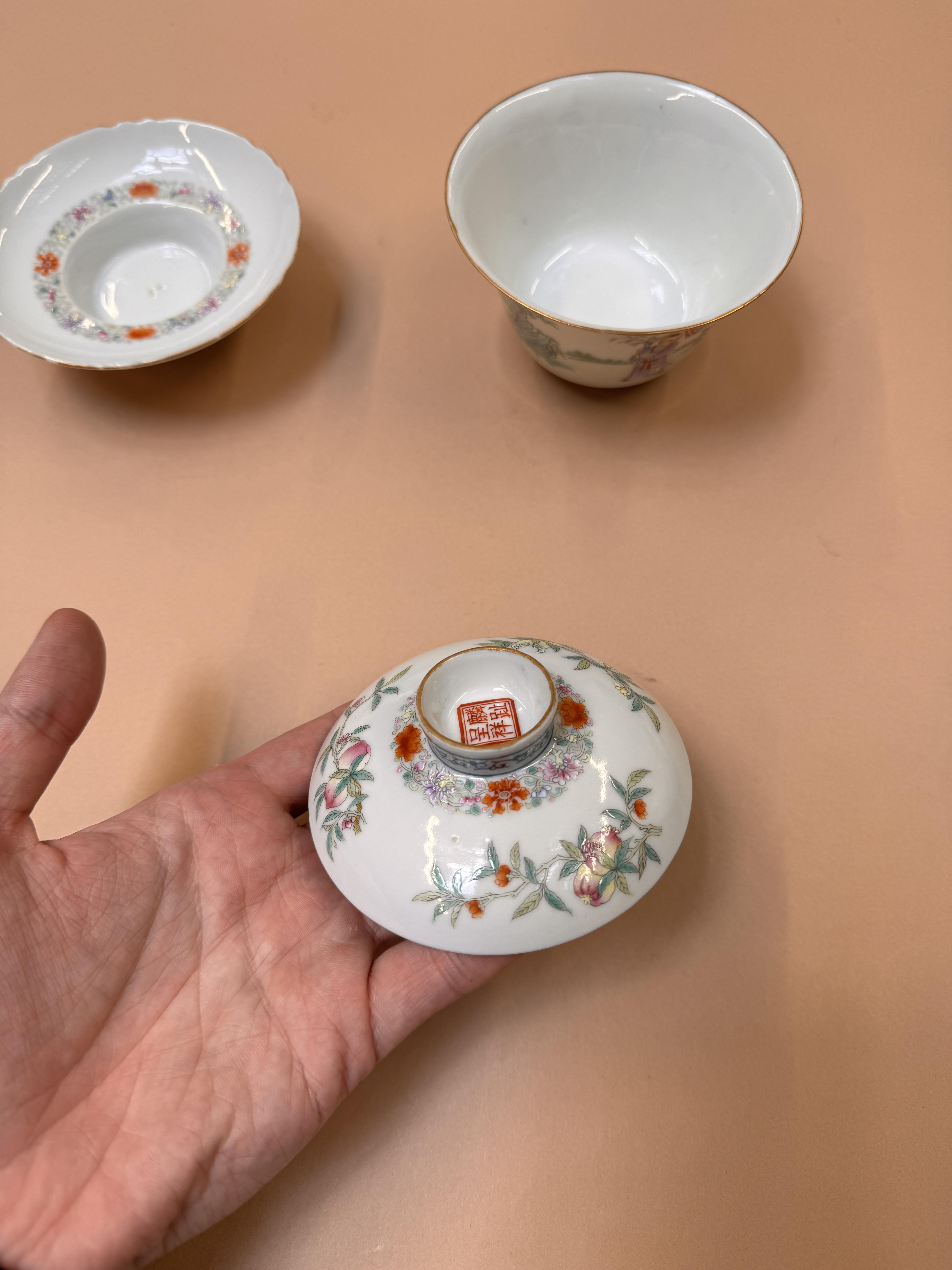 A PAIR OF CHINESE FAMILLE-ROSE CUPS, COVERS AND STANDS 民國時期 粉彩嬰戲圖蓋盌一對 《麟指呈祥》款 - Image 33 of 44