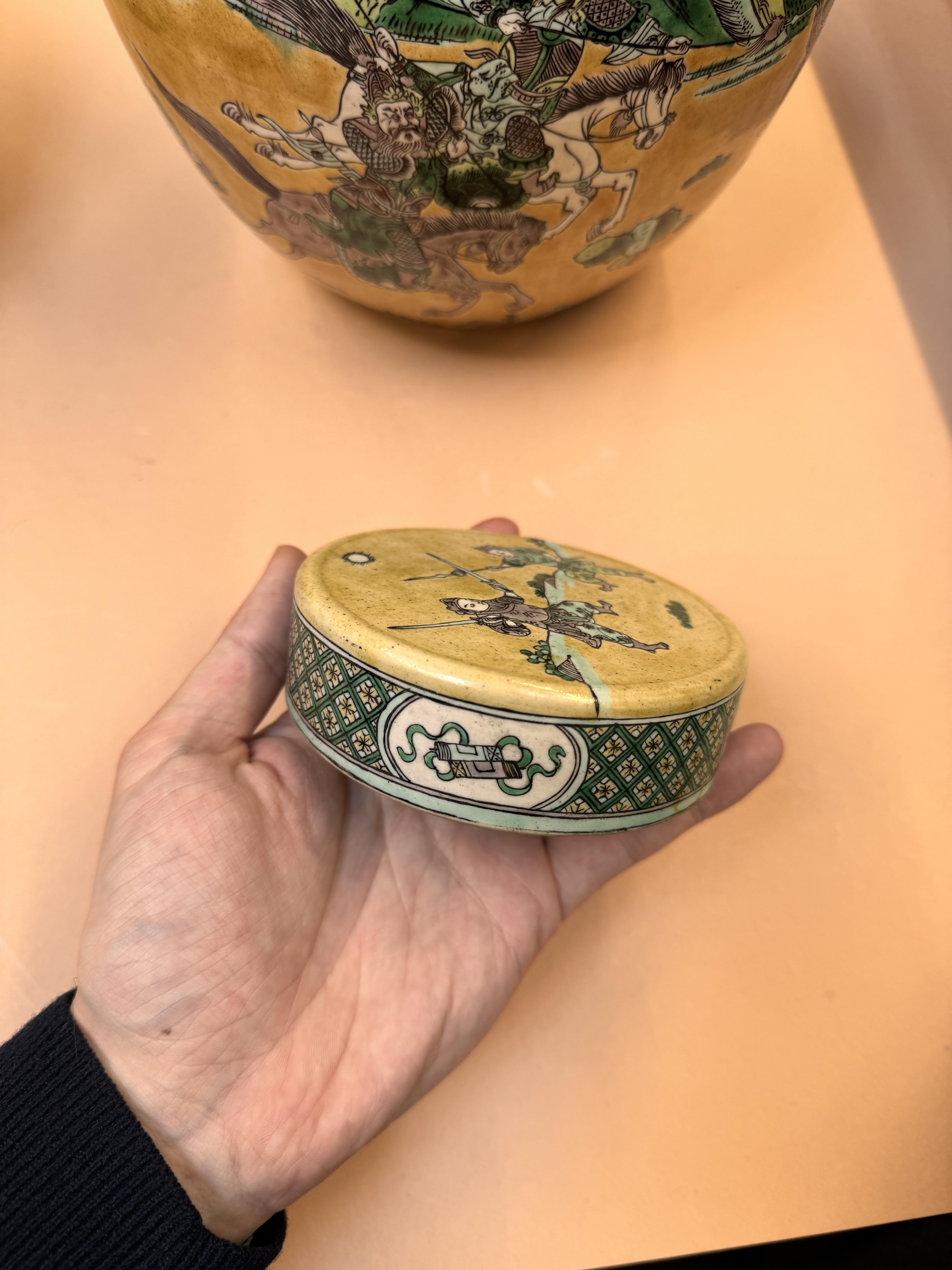 A PAIR OF CHINESE FAMILLE-JAUNE JARS AND COVERS 清十九世紀 三彩勇戰圖紋蓋罐一對 - Image 28 of 37