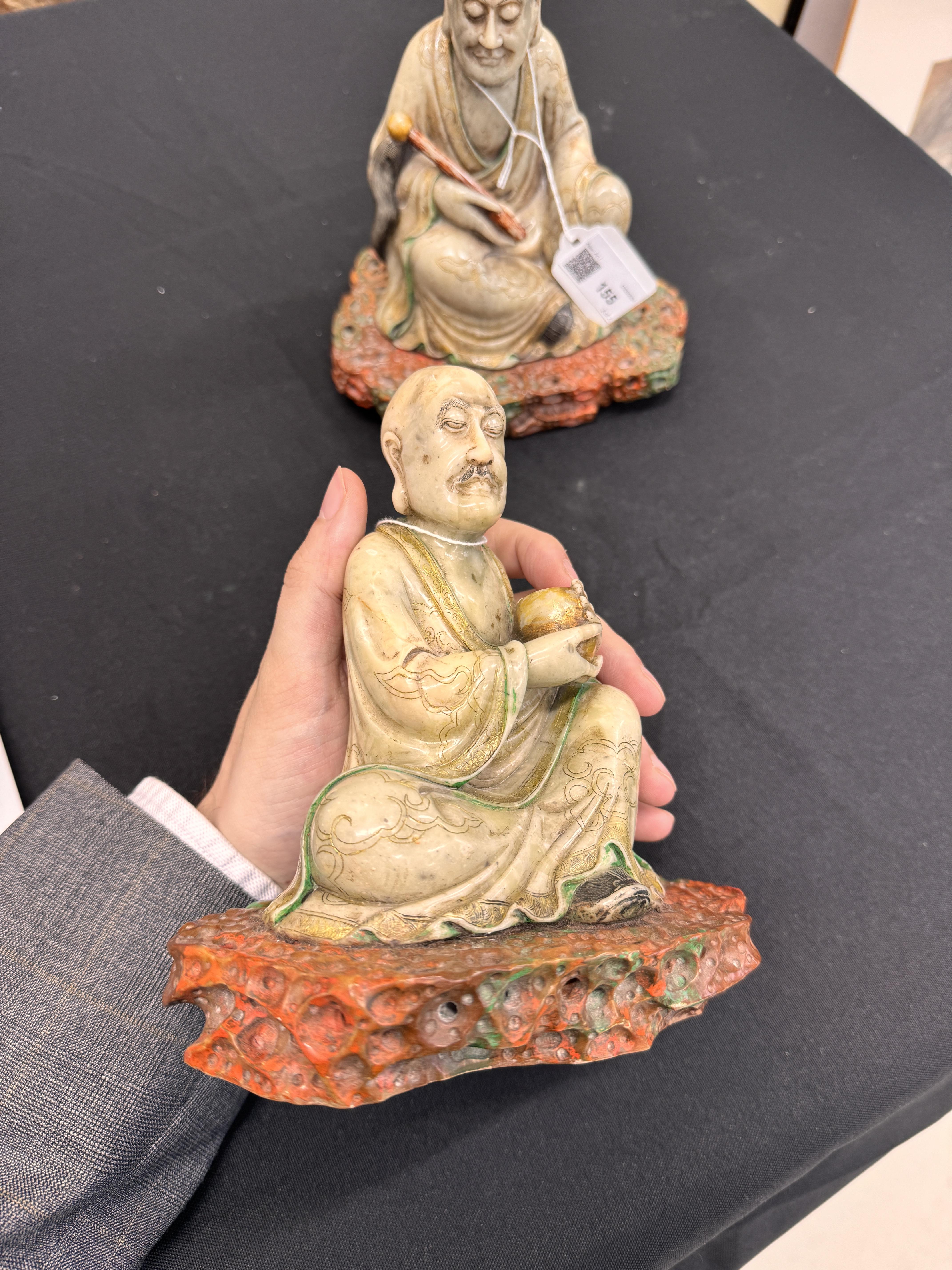 A PAIR OF FINE CHINESE SOAPSTONE 'LUOHAN' FIGURES 清康熙 壽山石羅漢坐像一對 - Image 17 of 24