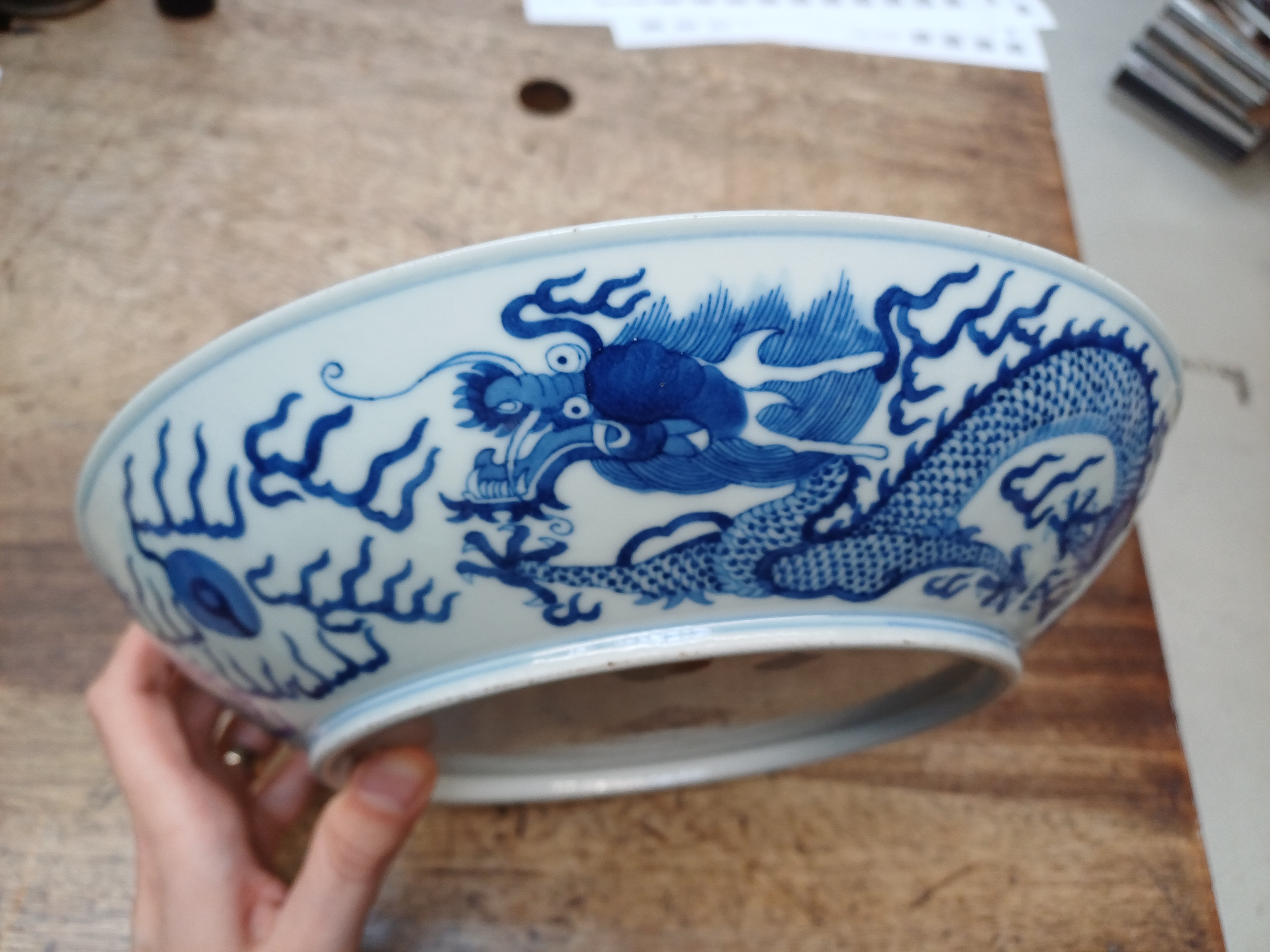 A CHINESE BLUE AND WHITE 'DRAGON' DISH 清道光 青花雲龍趕珠紋盤 《大清道光年製》款 - Image 7 of 15