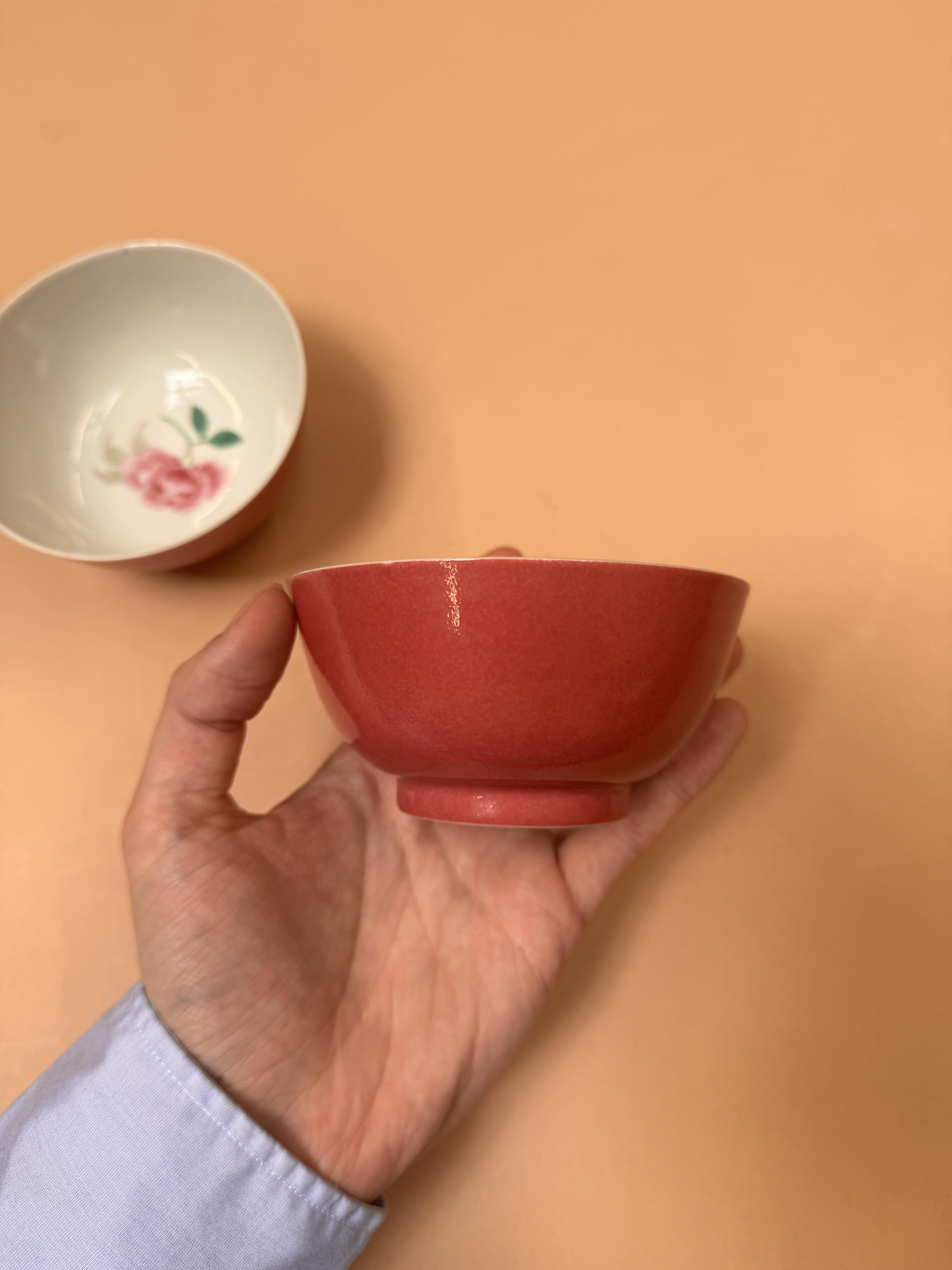 A PAIR OF CHINESE MONOCHROME PINK-GLAZED BOWLS 晚清 胭脂紅釉盌一對 - Bild 12 aus 21