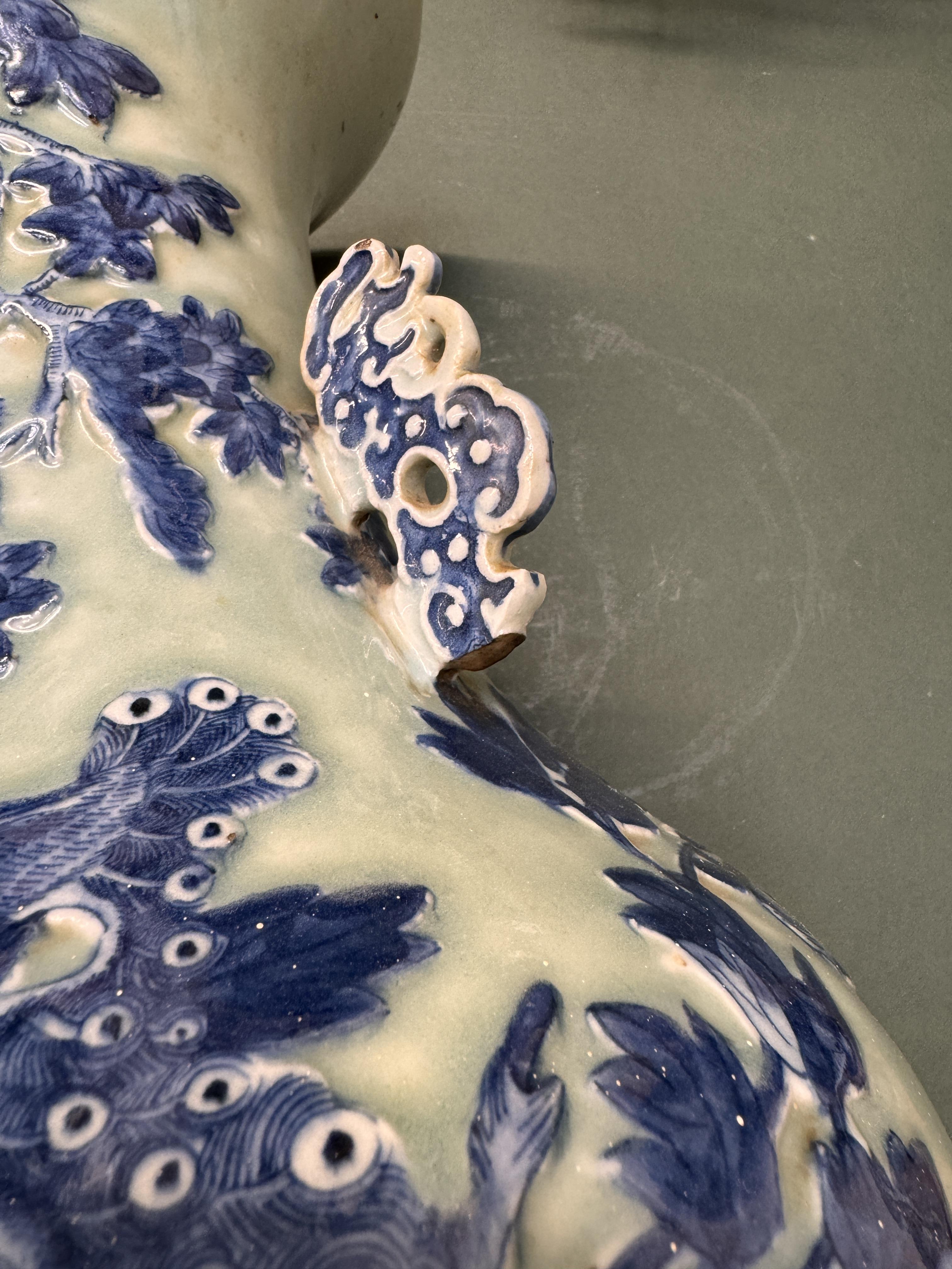 A LARGE CHINESE BLUE AND WHITE CELADON-GROUND 'PHOENIXES' VASE 清十九世紀 青花青地鳳紋雙螭龍紋瓶 - Image 6 of 12
