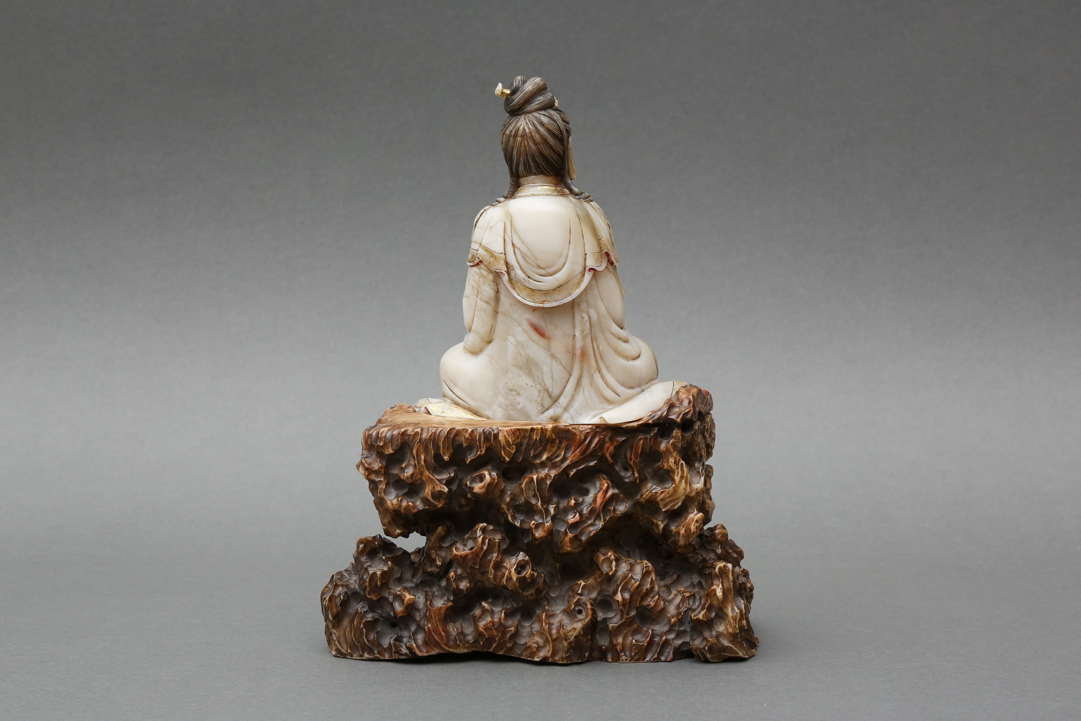 A LARGE CHINESE SOAPSTONE FIGURE OF GUANYIN AND CHILD 清十八至十九世紀 壽山石送子觀音坐像 - Image 2 of 21