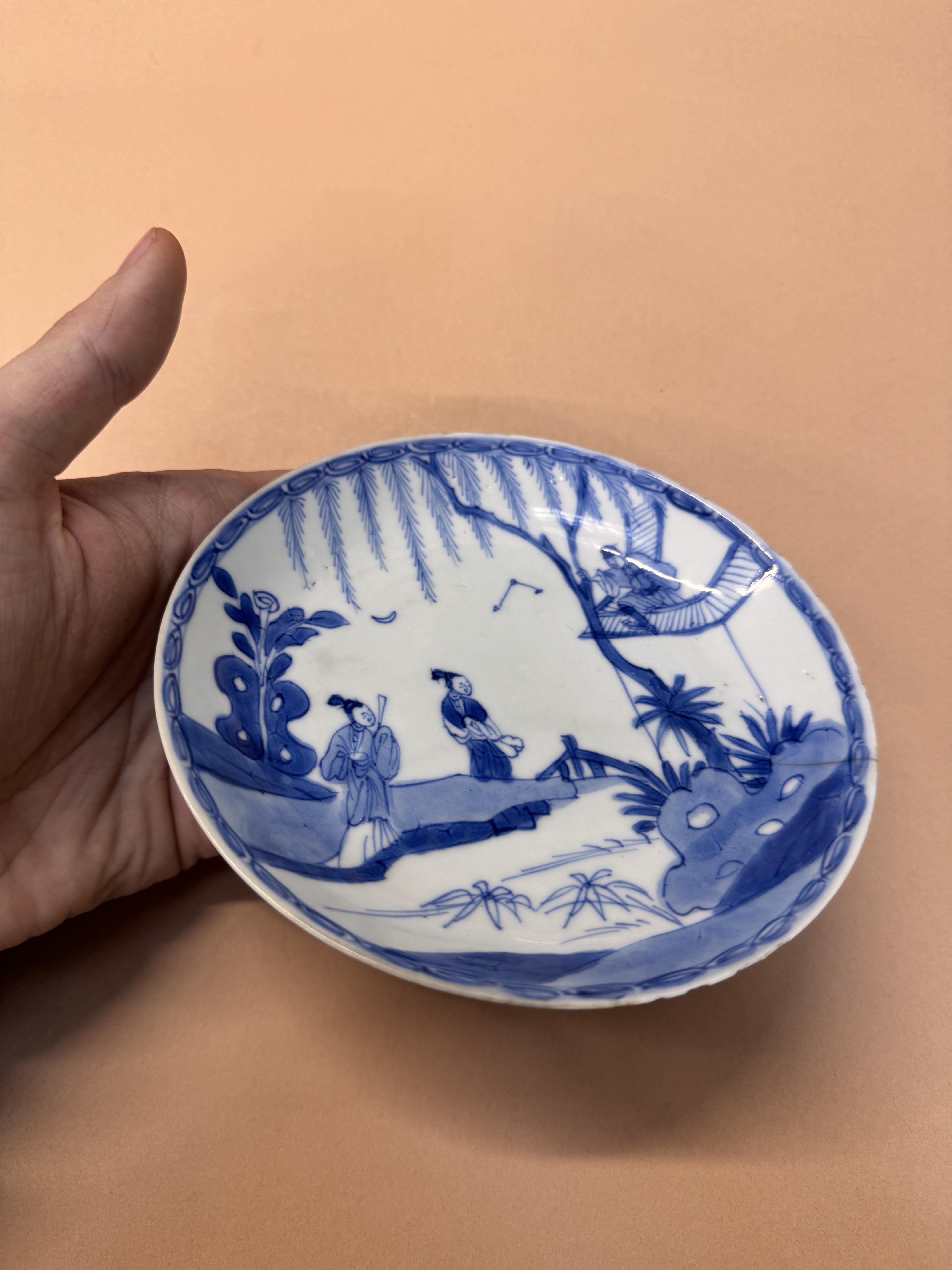 A CHINESE BLUE AND WHITE 'ROMANCE OF THE WESTERN CHAMBER' DISH 清康熙 青花繪西廂記人物故事圖盤 - Image 3 of 9