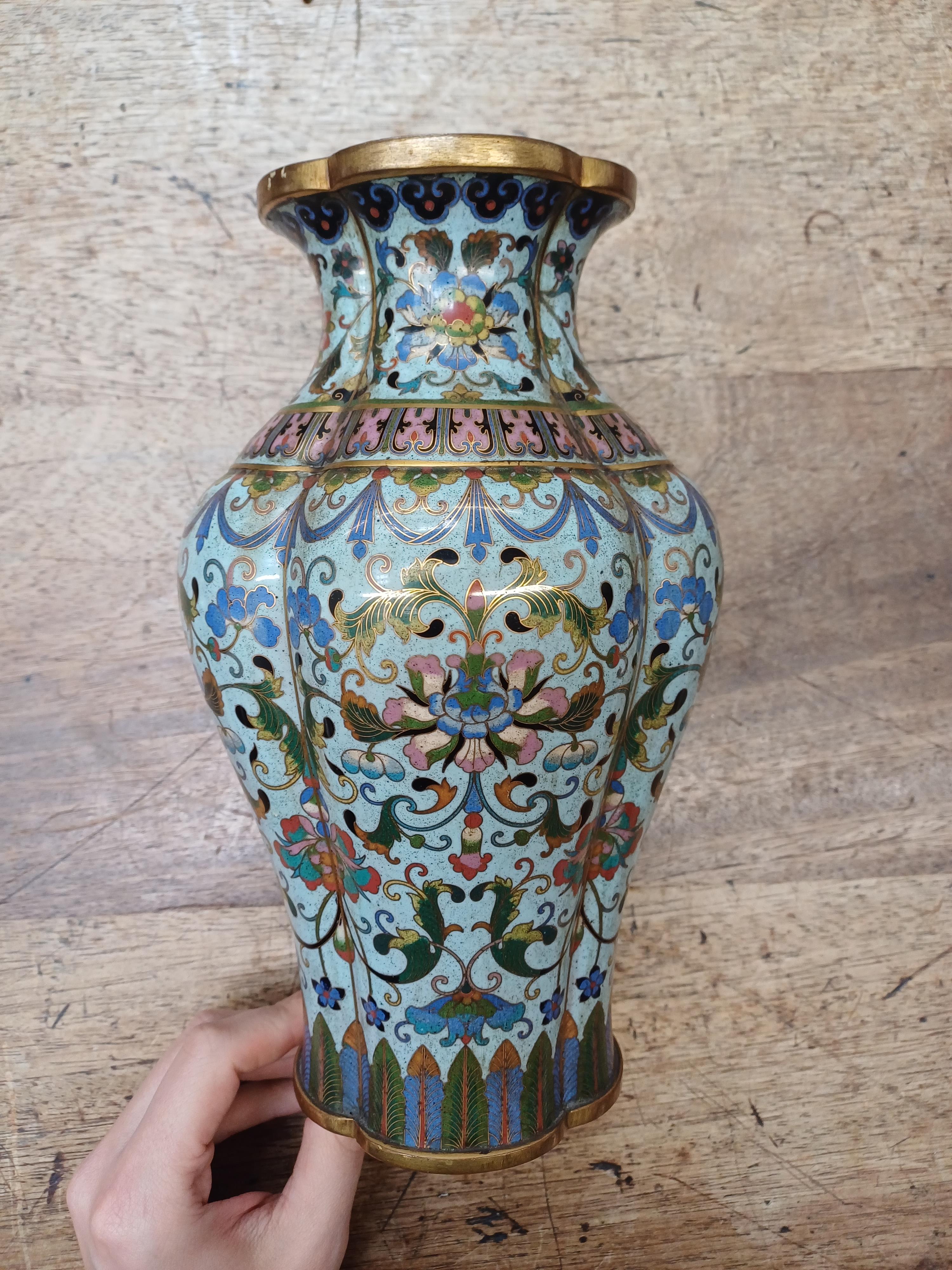 A PAIR OF CHINESE CLOISONNÉ ENAMEL VASES 清十八世紀 銅胎掐絲琺瑯番蓮紋瓶一對 - Image 2 of 17
