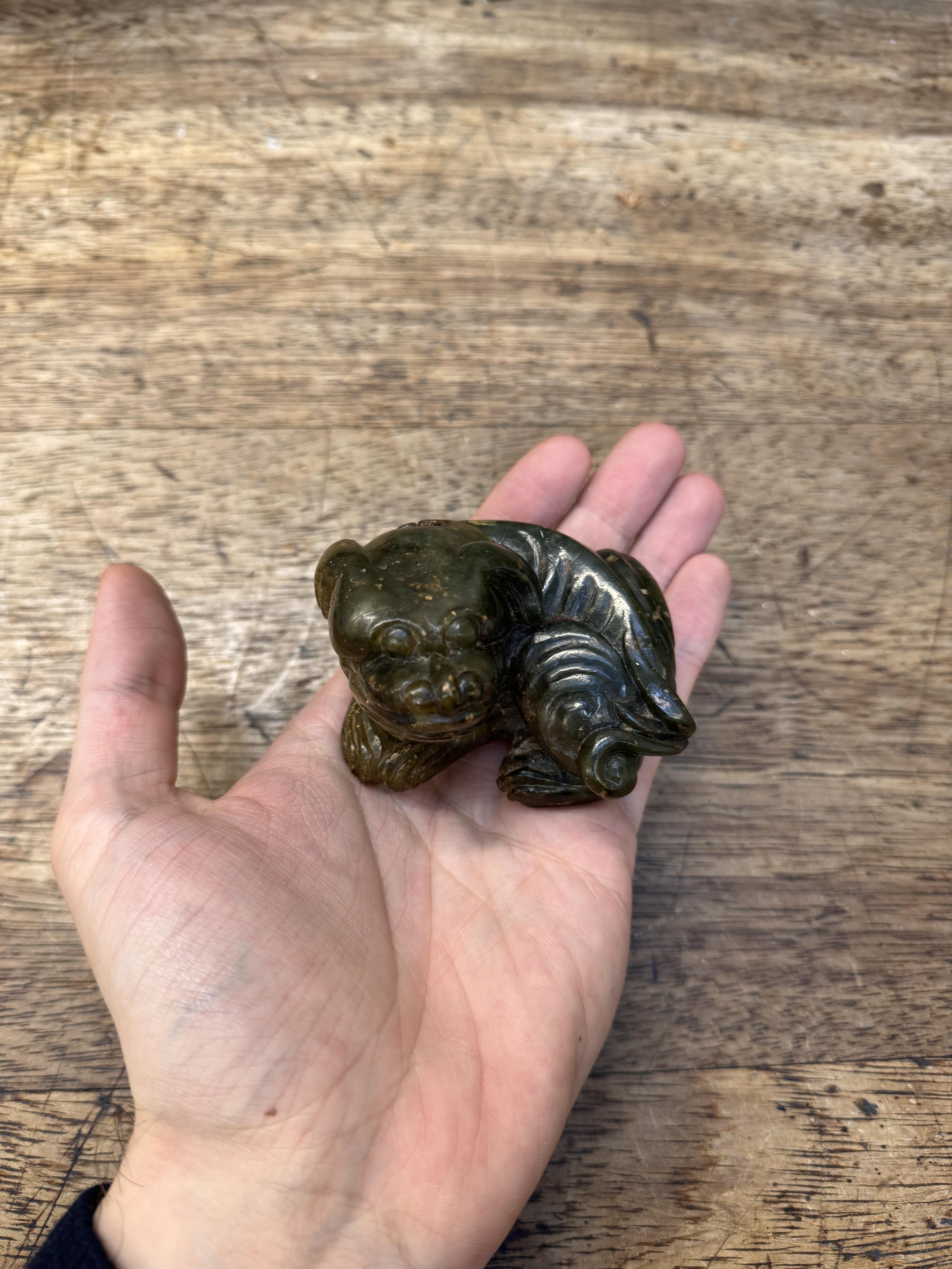 A CHINESE JADE CARVING OF A DOG 明 玉雕狗把件 - Image 7 of 10