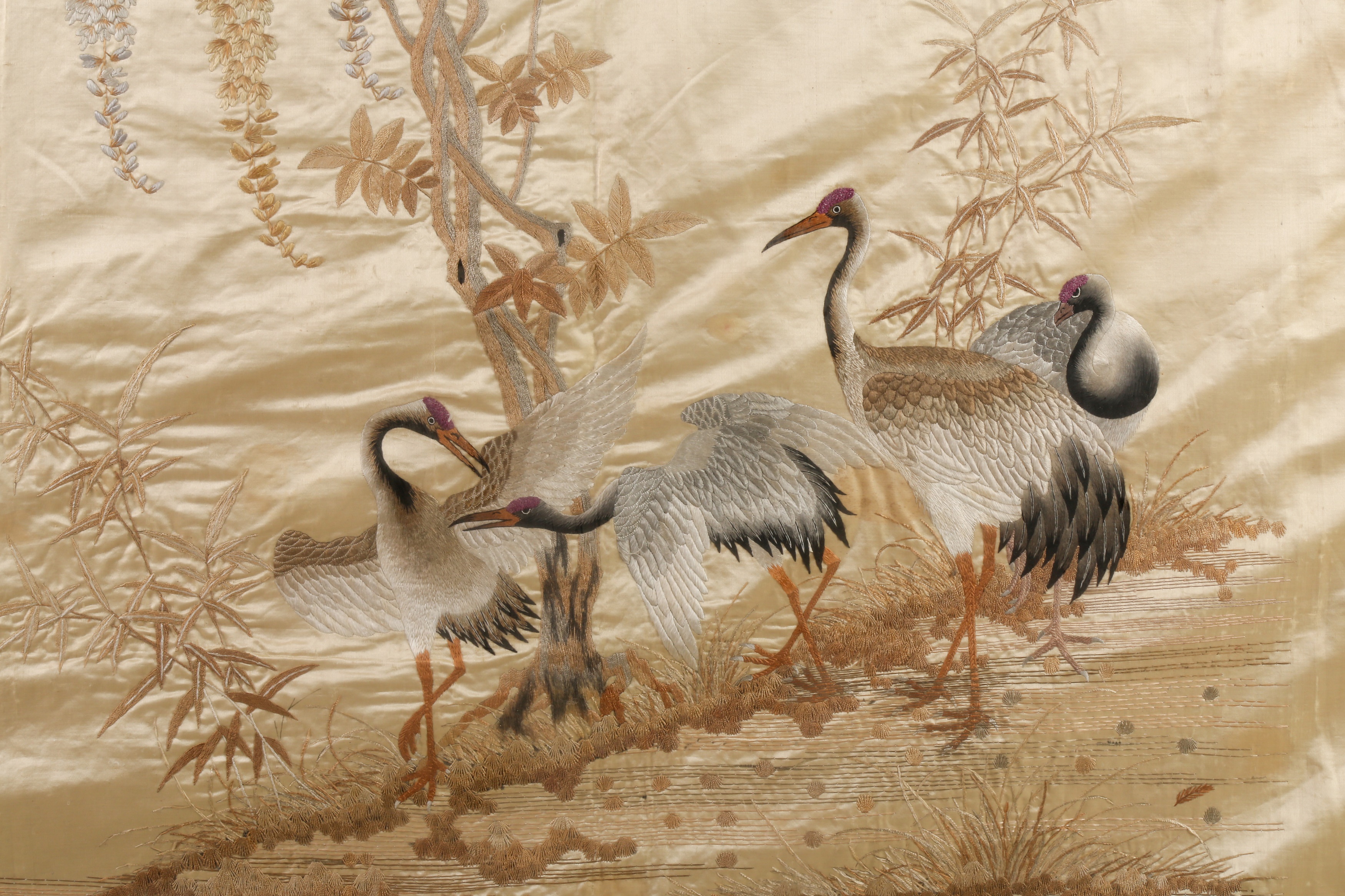 A LARGE CHINESE SILK EMBROIDERED 'CRANES' PANEL 十九至二十世紀 緞繡花陰鶴紋掛幅 - Image 4 of 5
