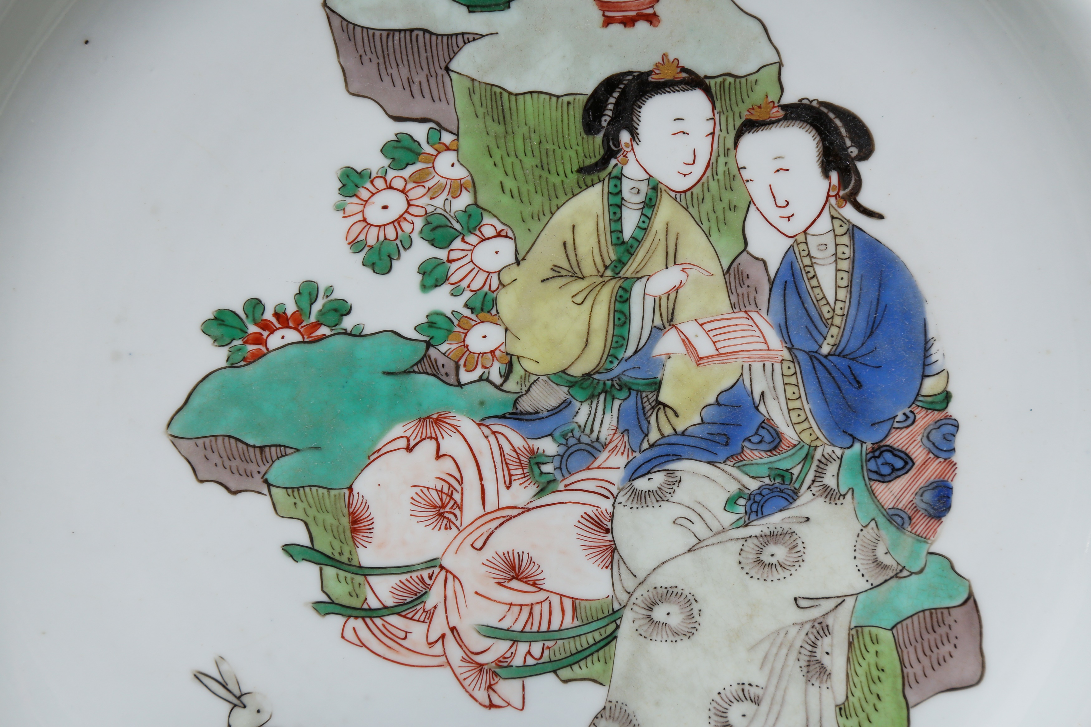 A CHINESE FAMILLE-VERTE 'LADIES READING' DISH 清康熙 閱讀仕女圖紋盤 - Image 4 of 18