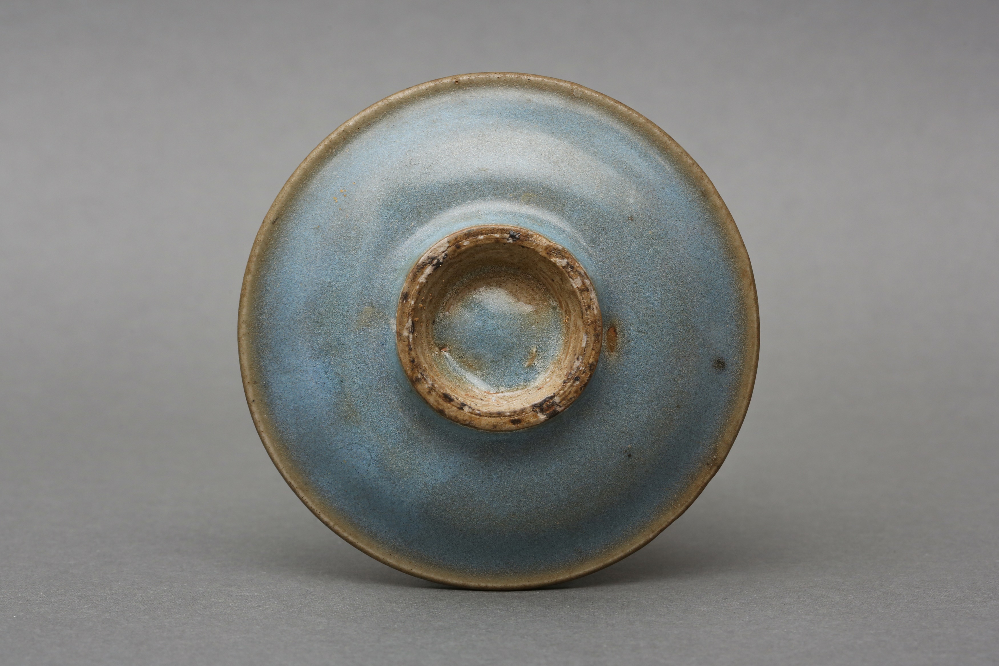 A SMALL CHINESE 'JUN' BLUE-GLAZED SHALLOW DISH 宋 鈞窯盤 - Image 2 of 24