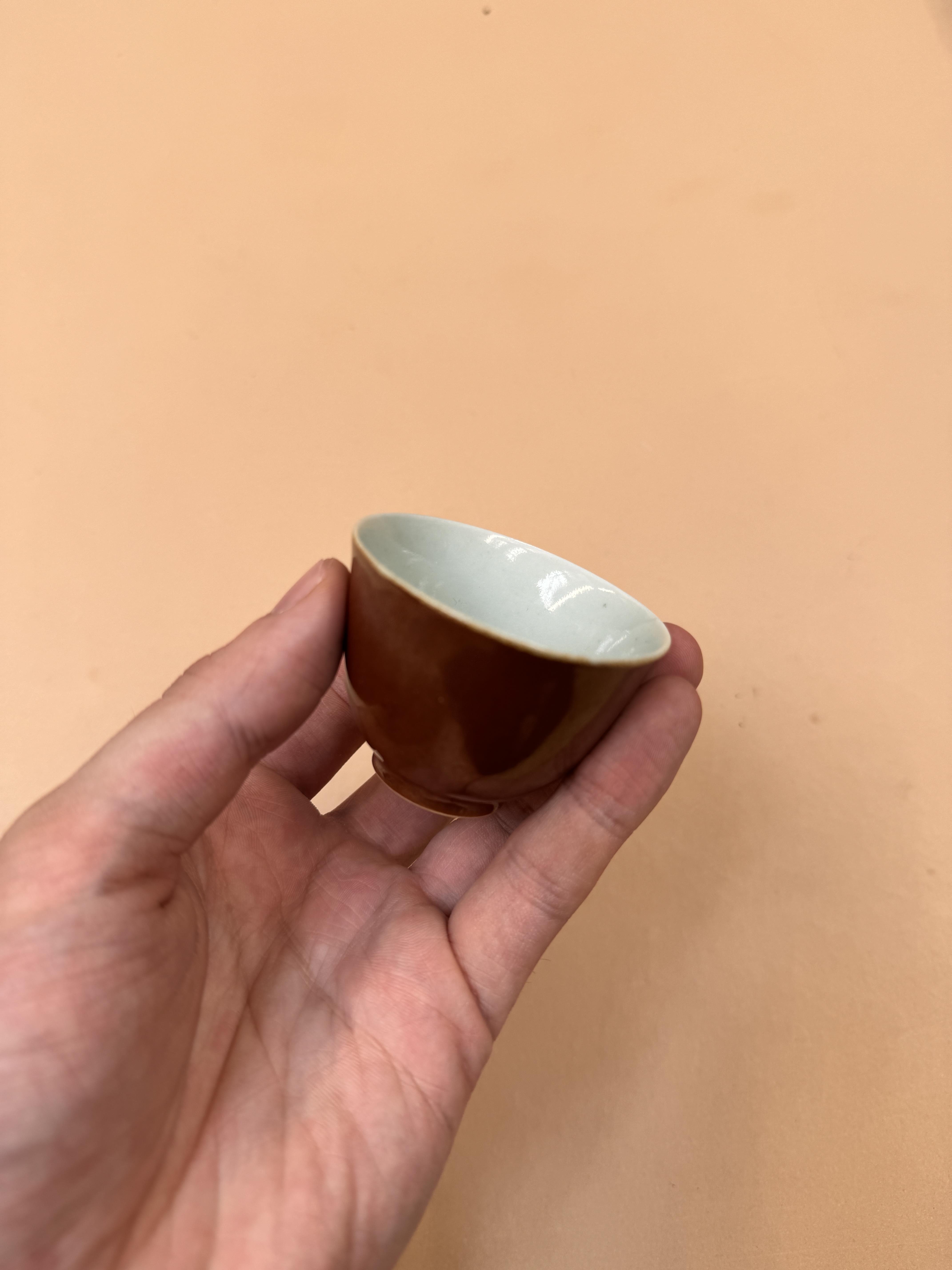 A RARE CHINESE MONOCHROME BROWN-GLAZED WINE CUP 清乾隆 醬釉盃 《大清乾隆年製》款 - Image 5 of 23