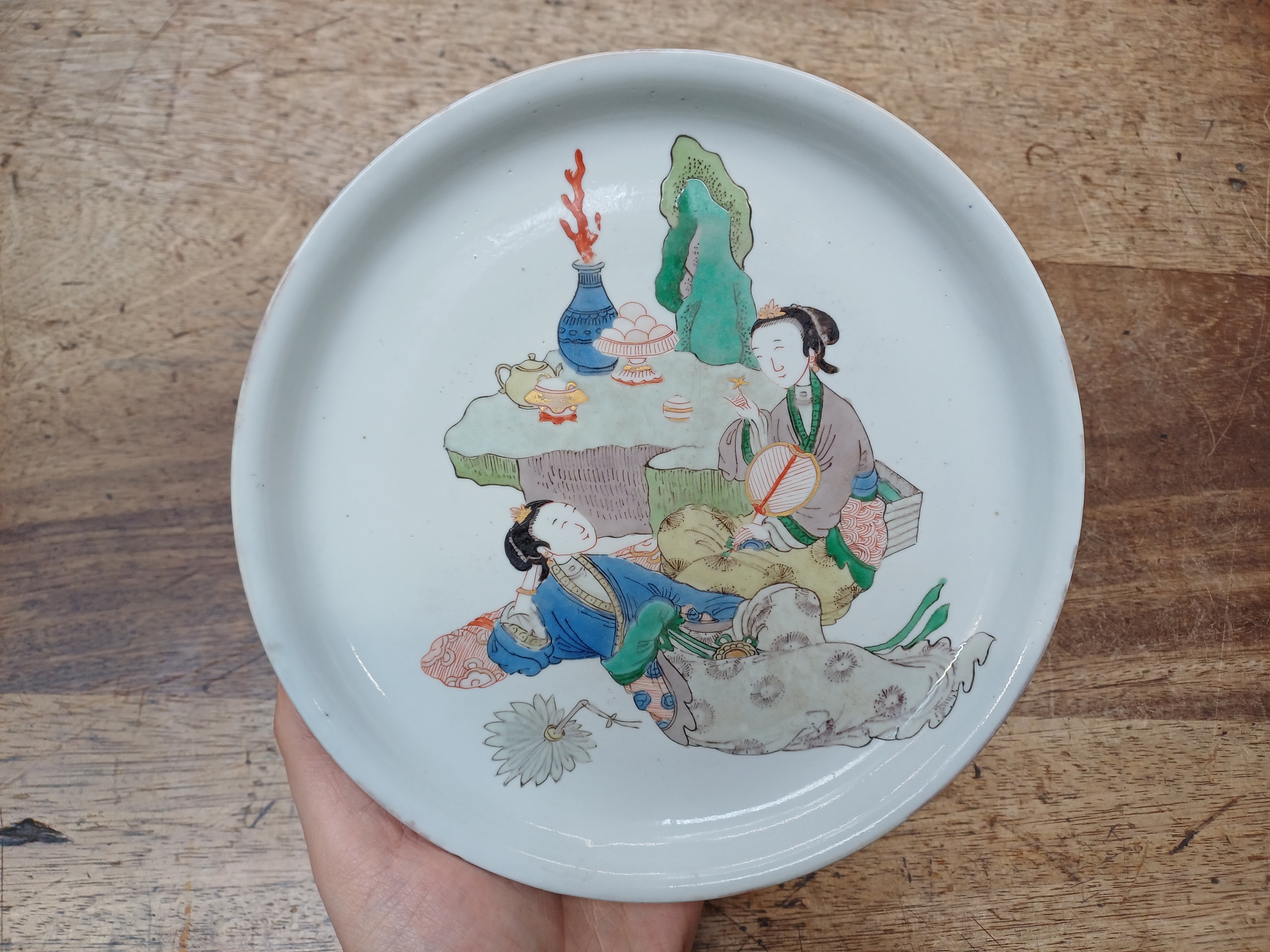A CHINESE FAMILLE-VERTE 'LADIES WITH FANS' DISH 清康熙 五彩仕女圖紋盤 - Image 2 of 17
