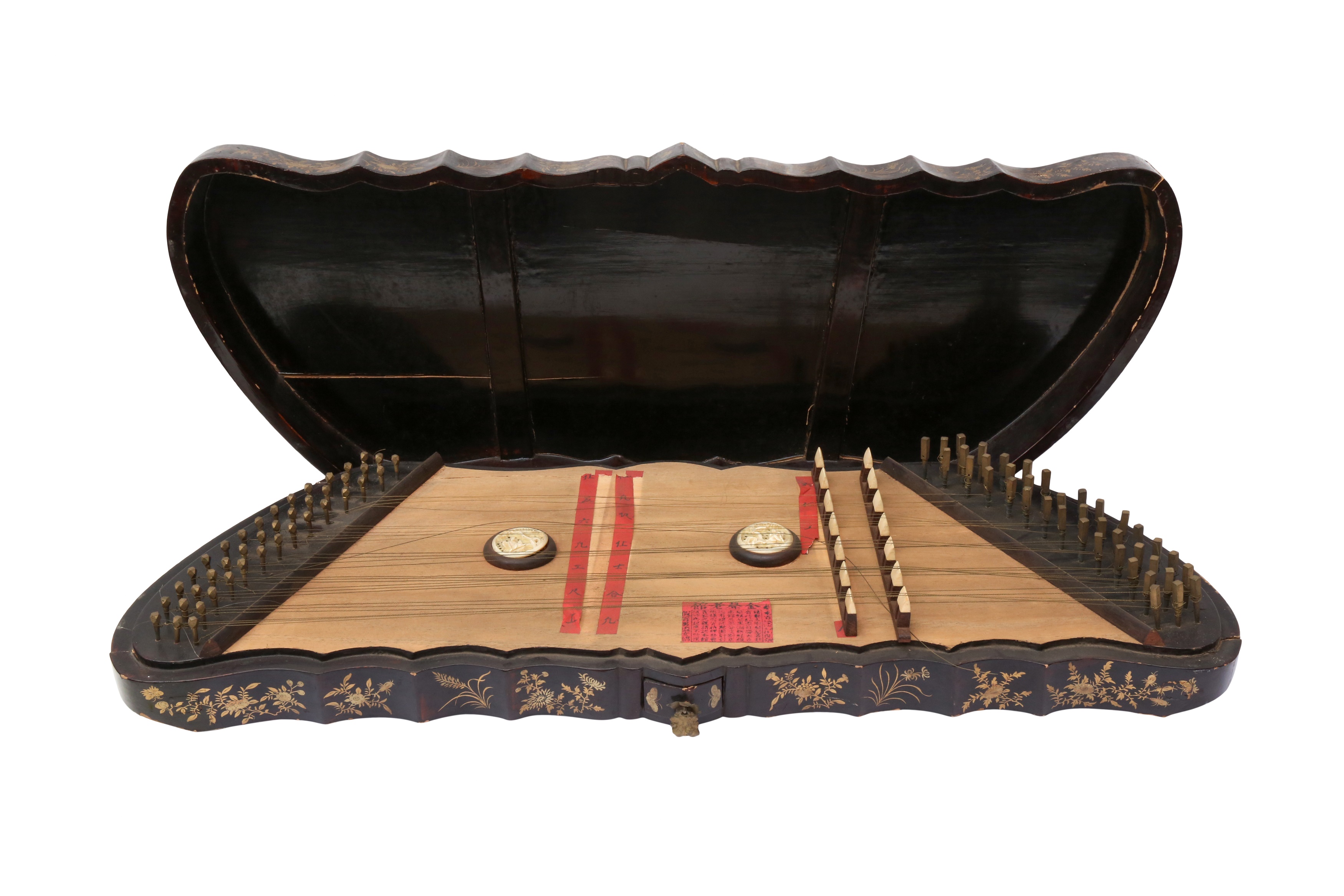 A CHINESE QIN MUSICAL INSTRUMENT CASED IN A BLACK LACQUER BOX AND COVER 十九至二十世紀 古琴 - Image 2 of 3