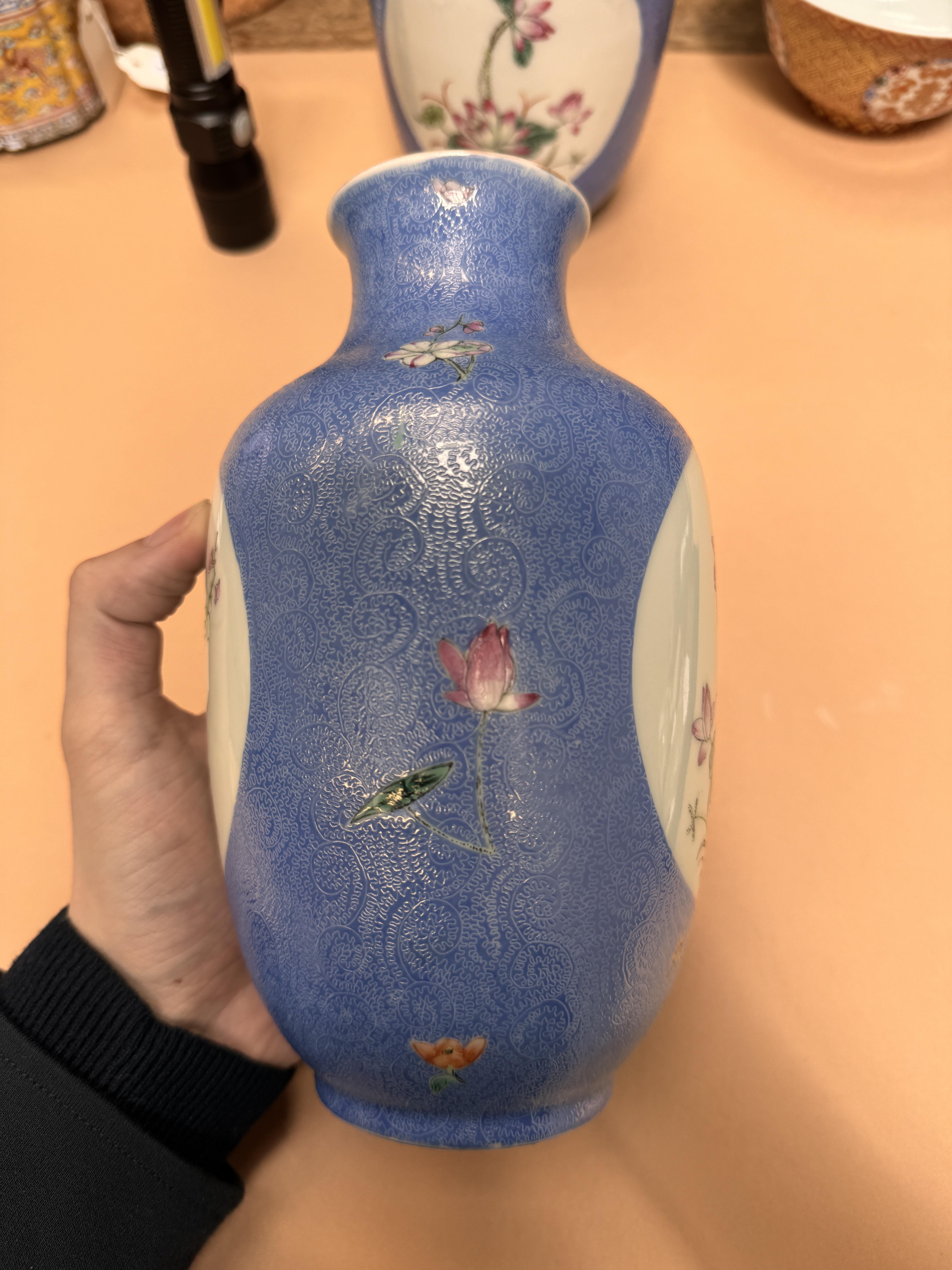 A PAIR OF CHINESE FAMILLE-ROSE BLUE-GROUND SGRAFFITO VASES 民國時期 粉彩藍地開光花卉瓶一對 《大清乾隆年製》款 - Image 7 of 23