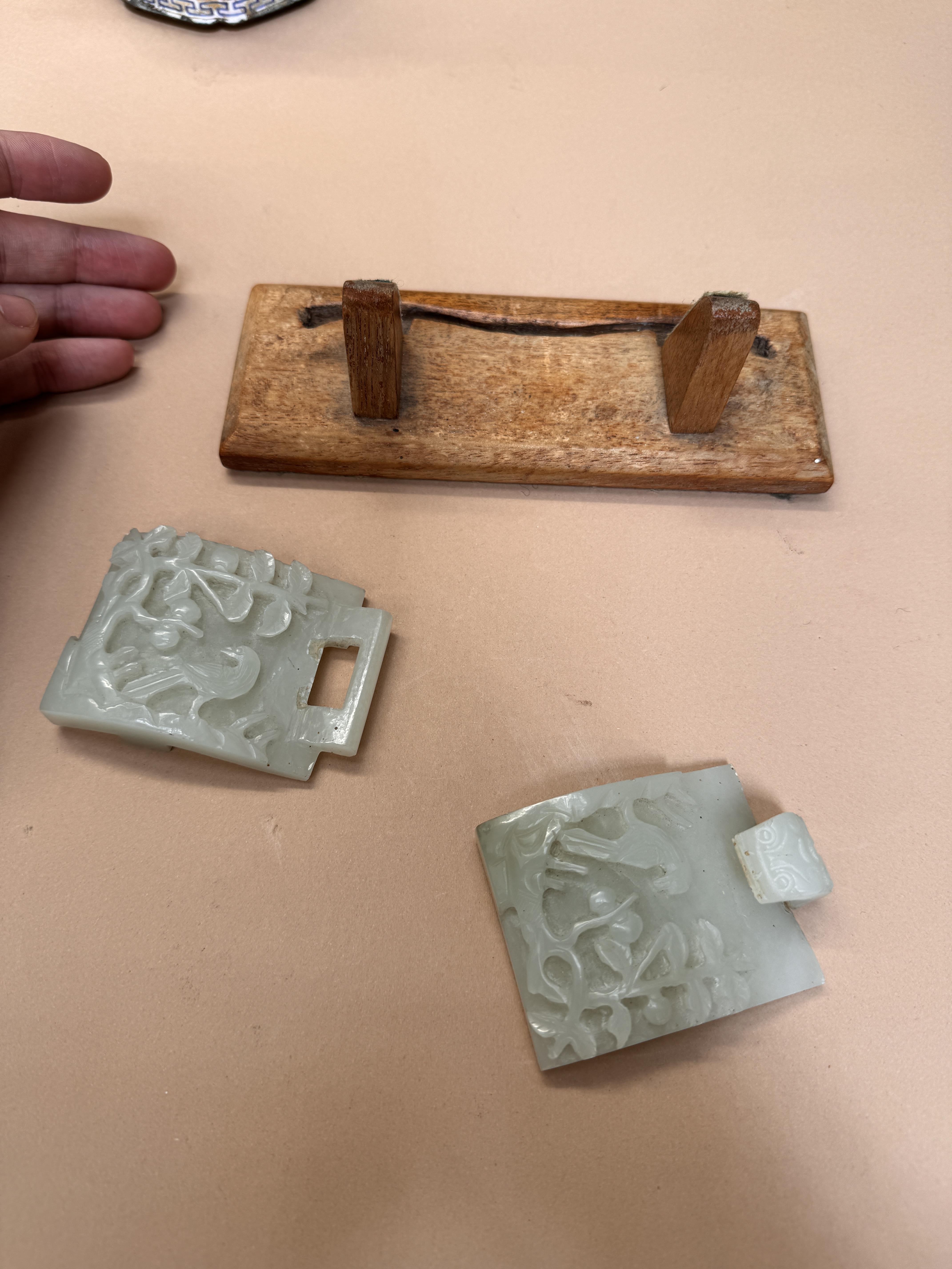 A CHINESE PALE-CELADON JADE 'BIRD AND BLOSSOMS' BELT BUCKLE 清 青白玉花鳥圖紋帶扣 - Image 12 of 12