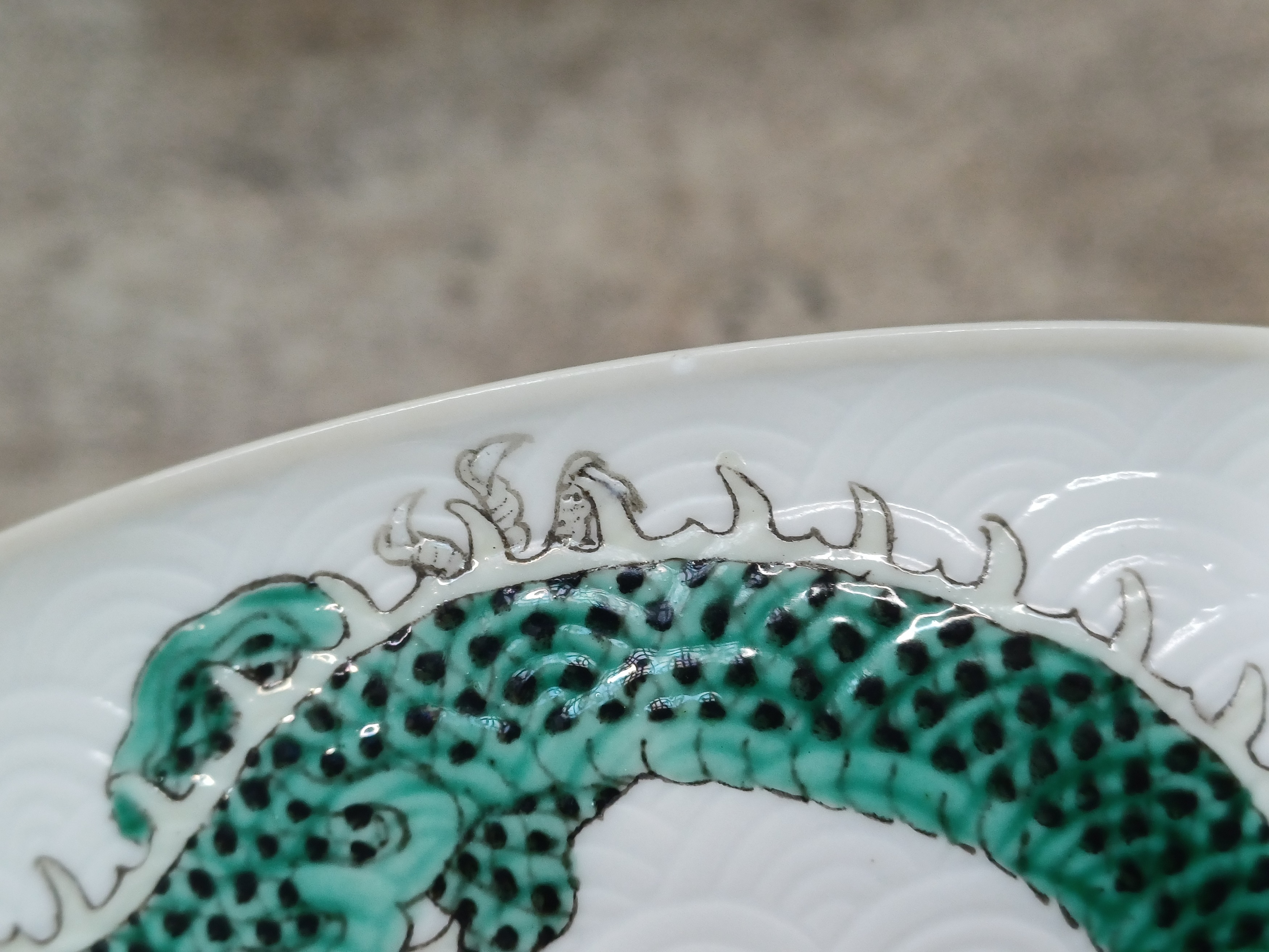 A CHINESE GREEN-ENAMELLED 'DRAGONS' DISH 清同治 綠彩龍紋盤 《大清同治年製》款 - Image 5 of 18