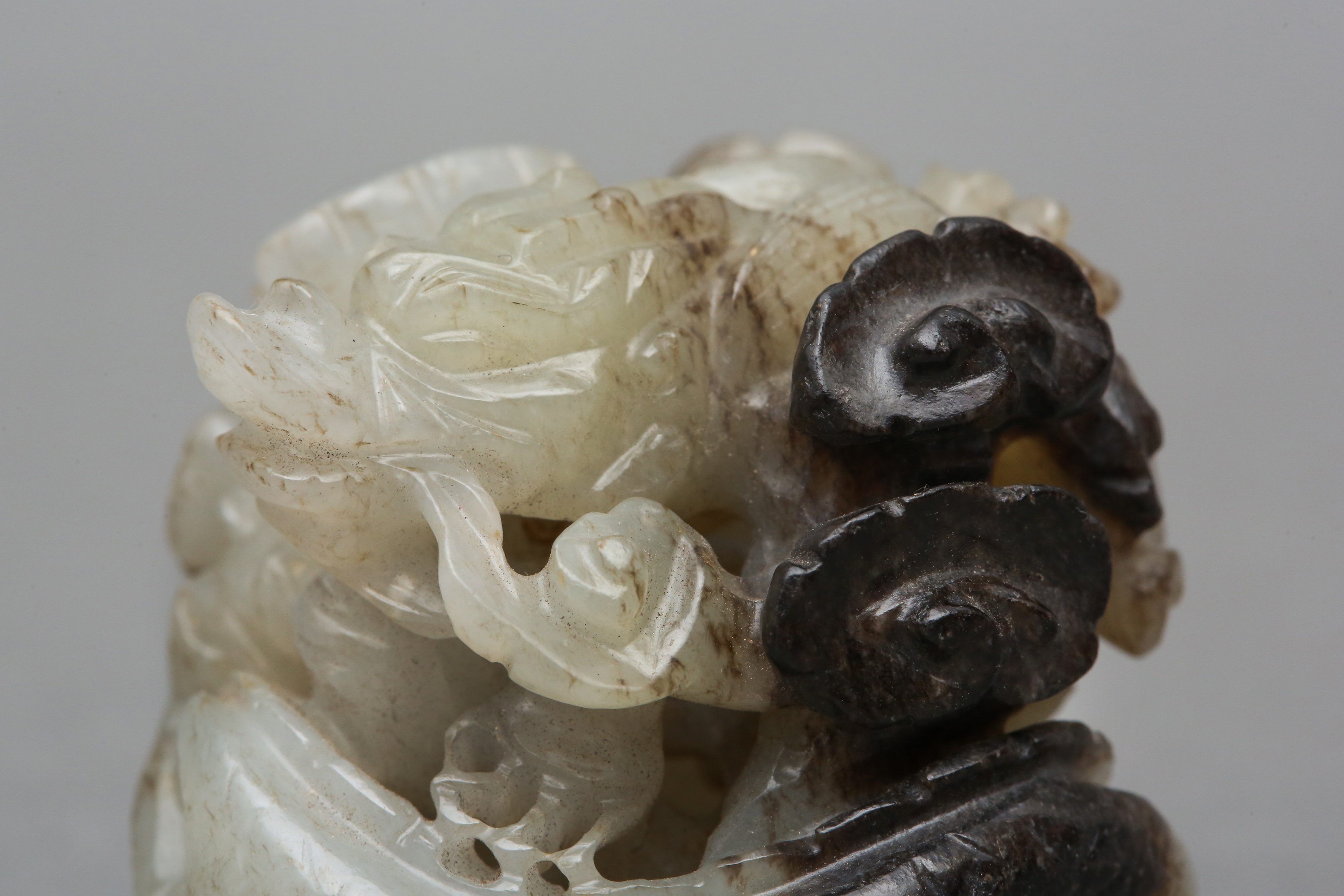 A CHINESE GREY AND BLACK JADE 'DRAGON AND LINGZHI' CARVING 元至明 灰玉雕龍及靈芝 - Image 4 of 20