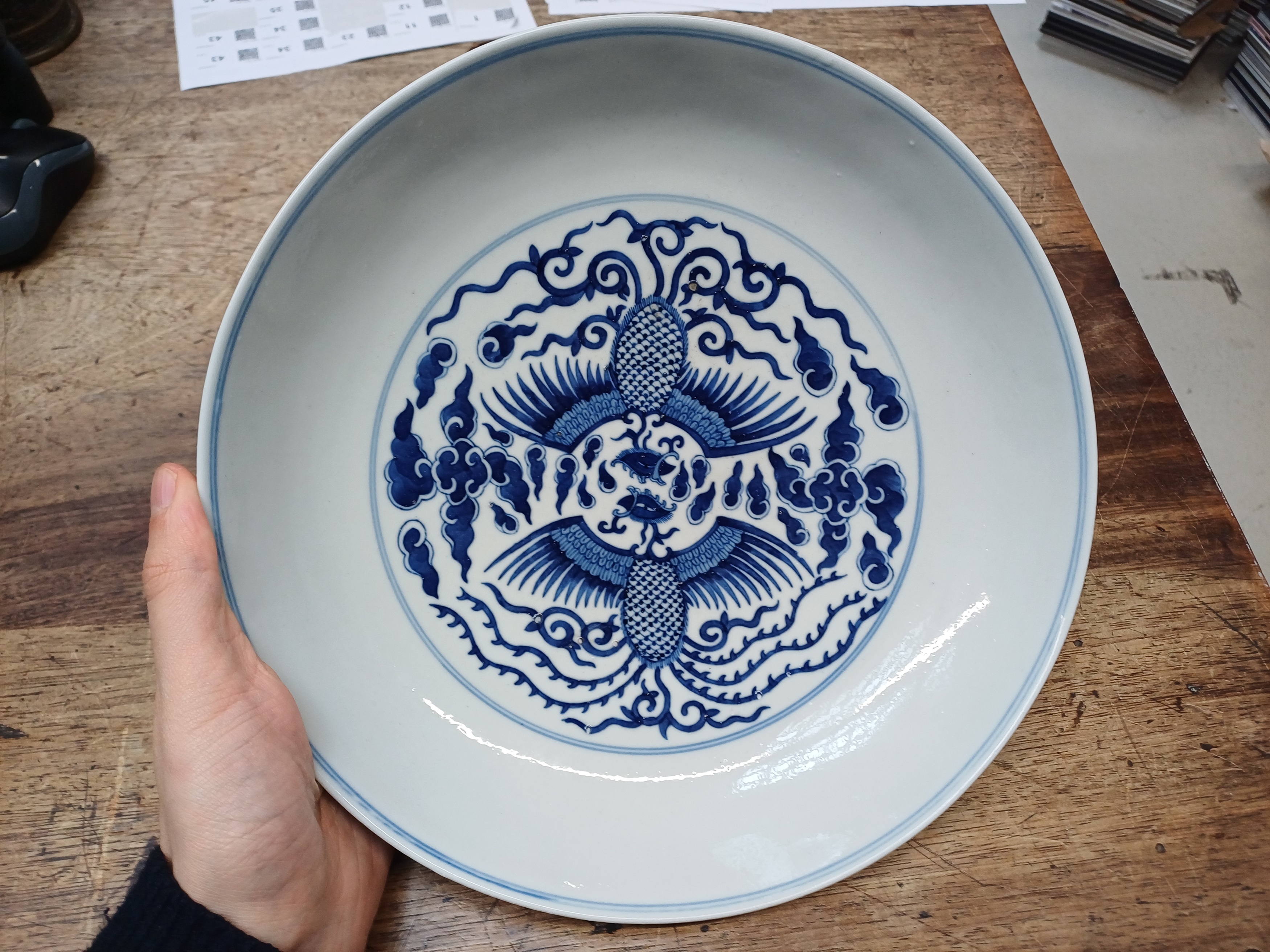 A CHINESE BLUE AND WHITE 'PHOENIX' DISH 清同治 青花雙鳳雲紋盤 《大清同治年製》款 - Image 5 of 13