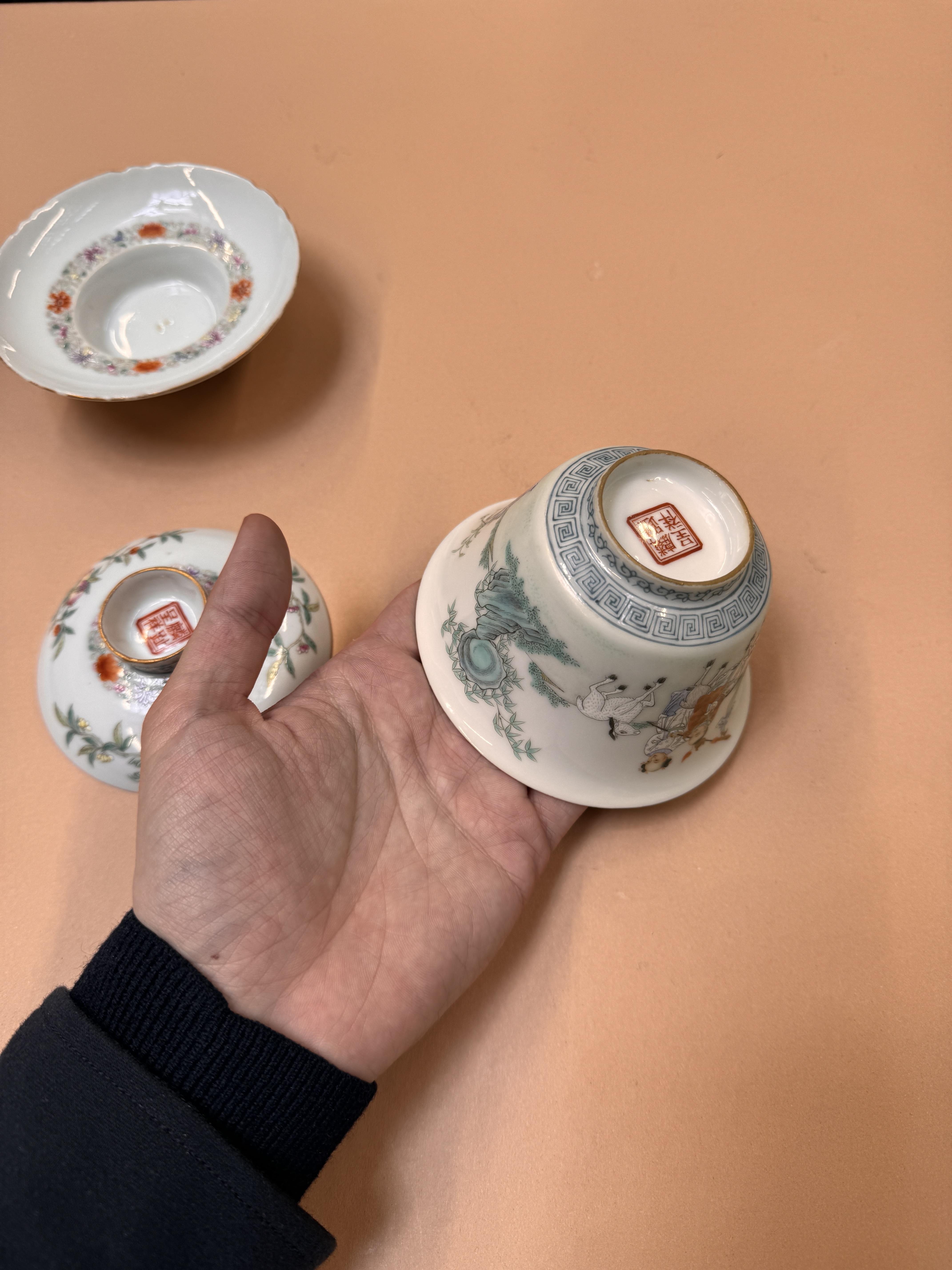 A PAIR OF CHINESE FAMILLE-ROSE CUPS, COVERS AND STANDS 民國時期 粉彩嬰戲圖蓋盌一對 《麟指呈祥》款 - Image 27 of 44