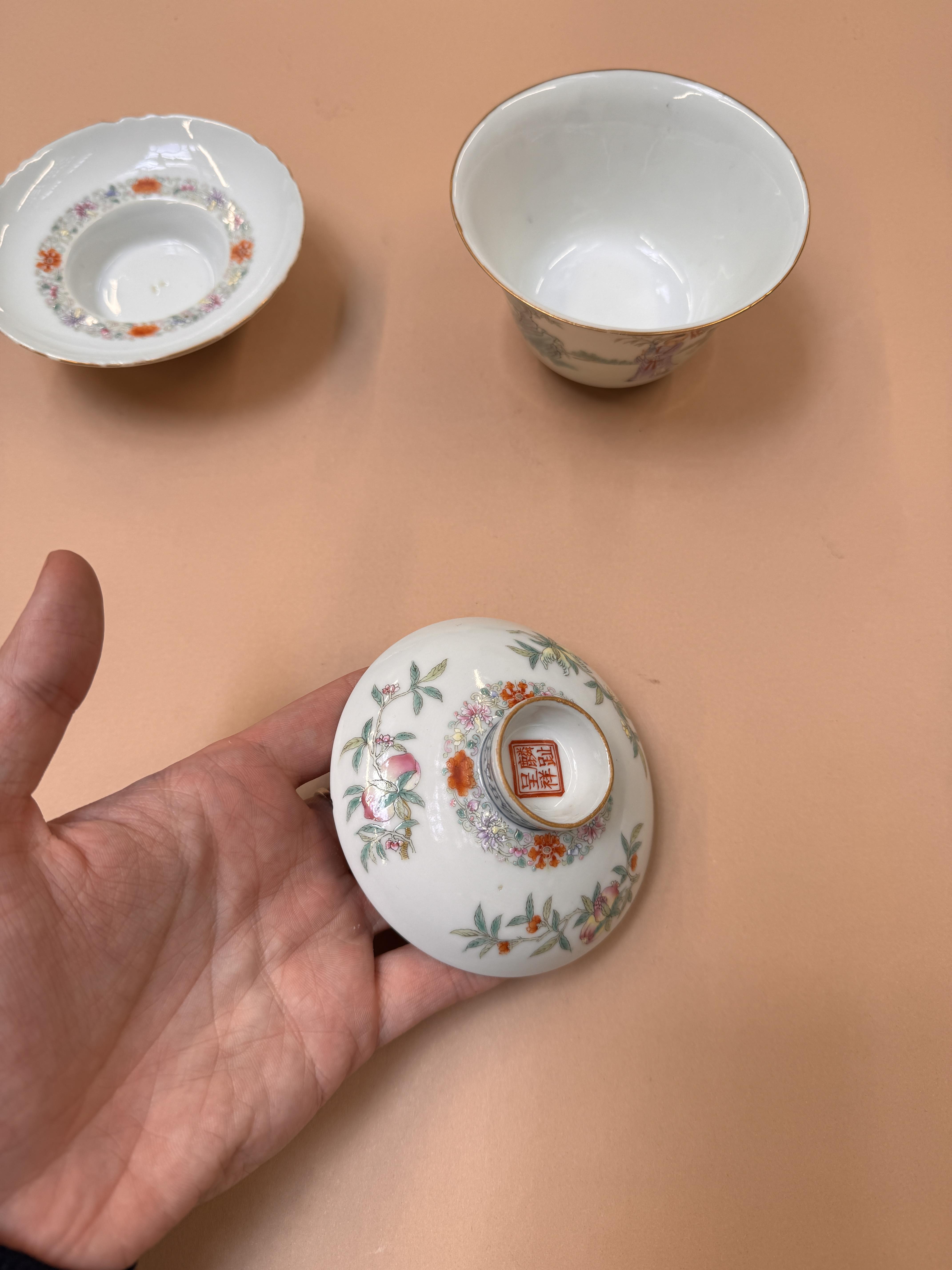 A PAIR OF CHINESE FAMILLE-ROSE CUPS, COVERS AND STANDS 民國時期 粉彩嬰戲圖蓋盌一對 《麟指呈祥》款 - Image 32 of 44