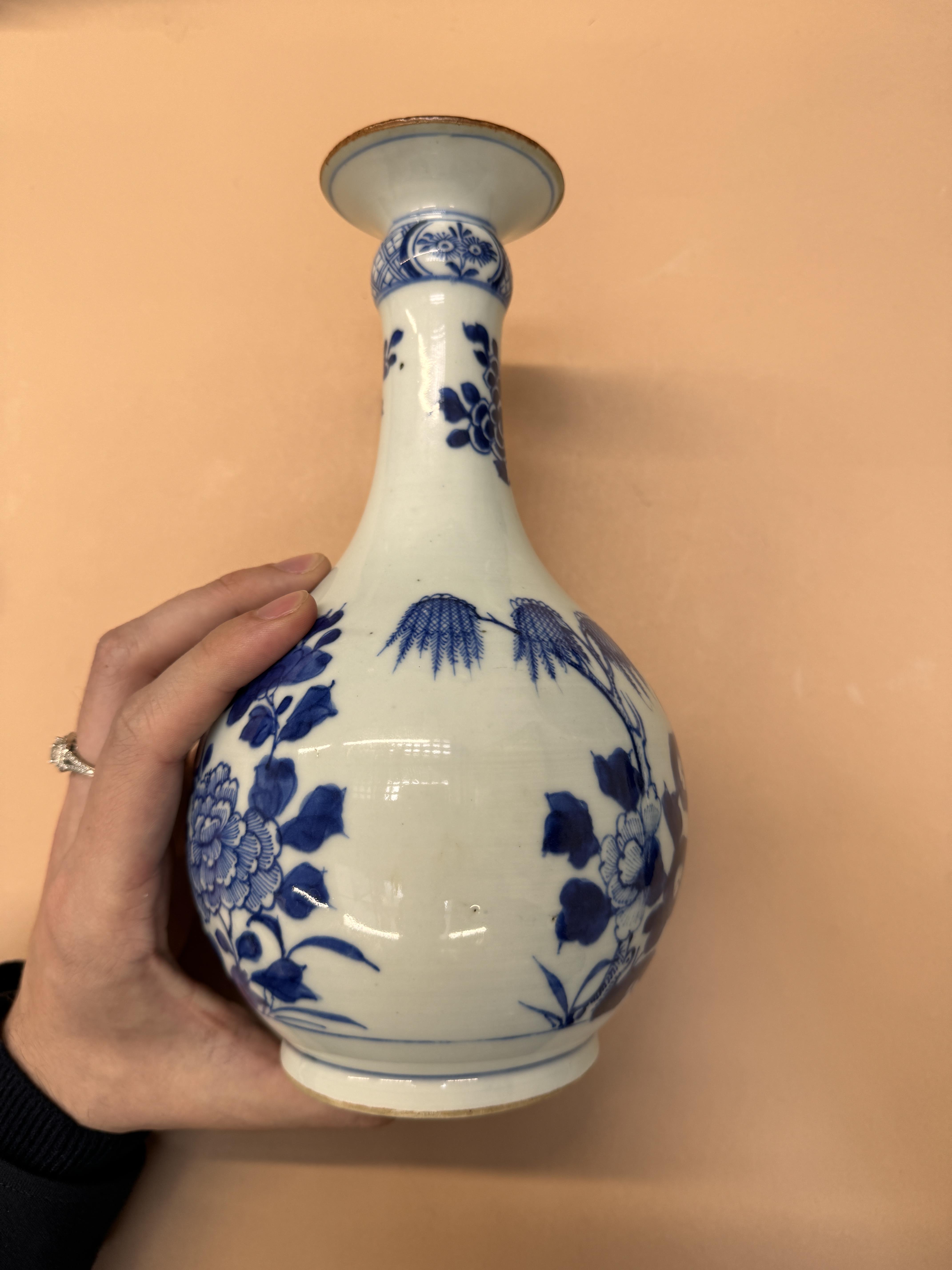 A CHINESE BLUE AND WHITE BOTTLE VASE 清十八世紀 青花花卉紋瓶 - Image 4 of 13