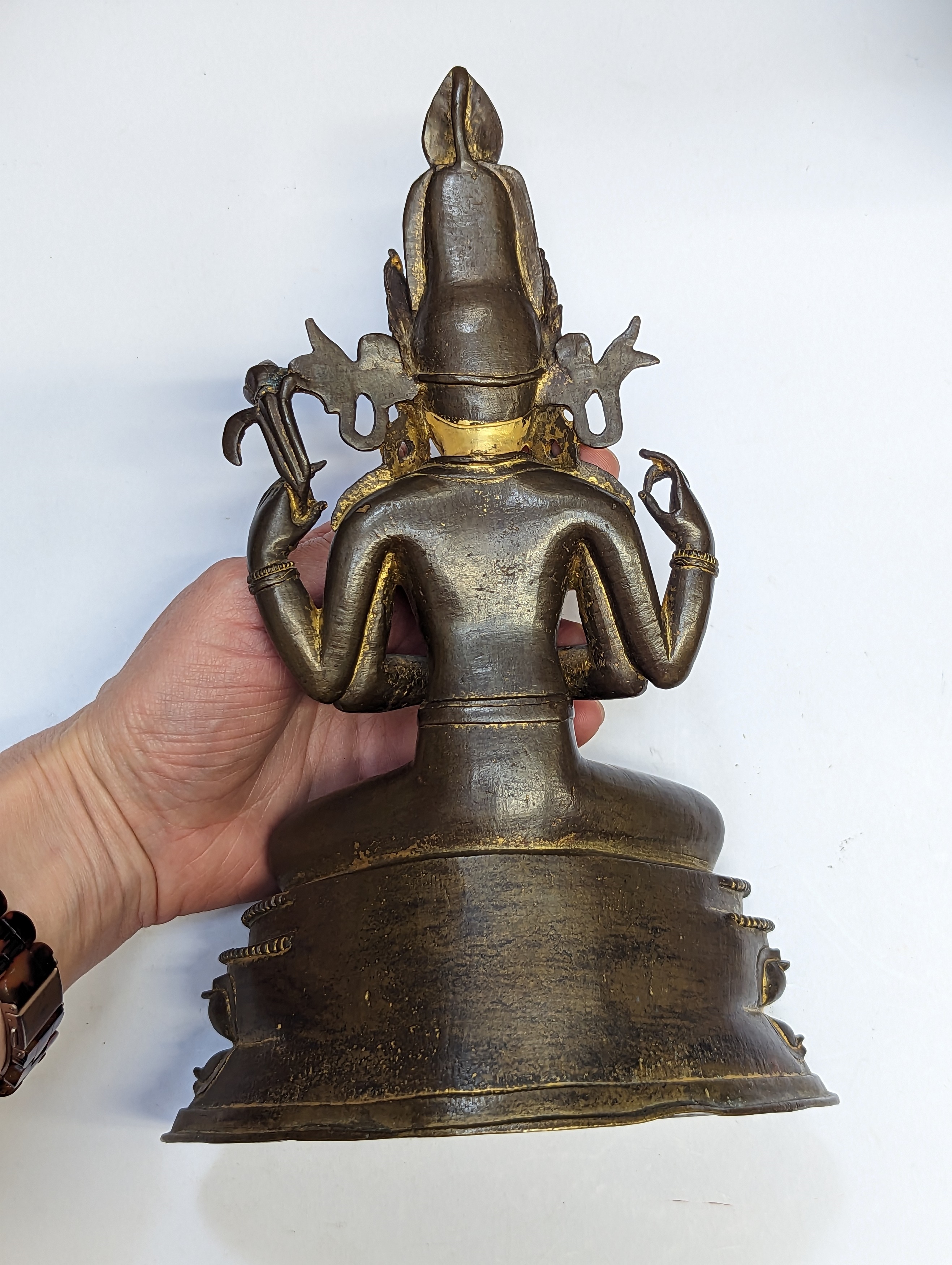 A TIBETAN GILT-BRONZE FIGURE OF SADAKSARI 十四世紀 銅鎏金觀音坐像 - Image 5 of 18