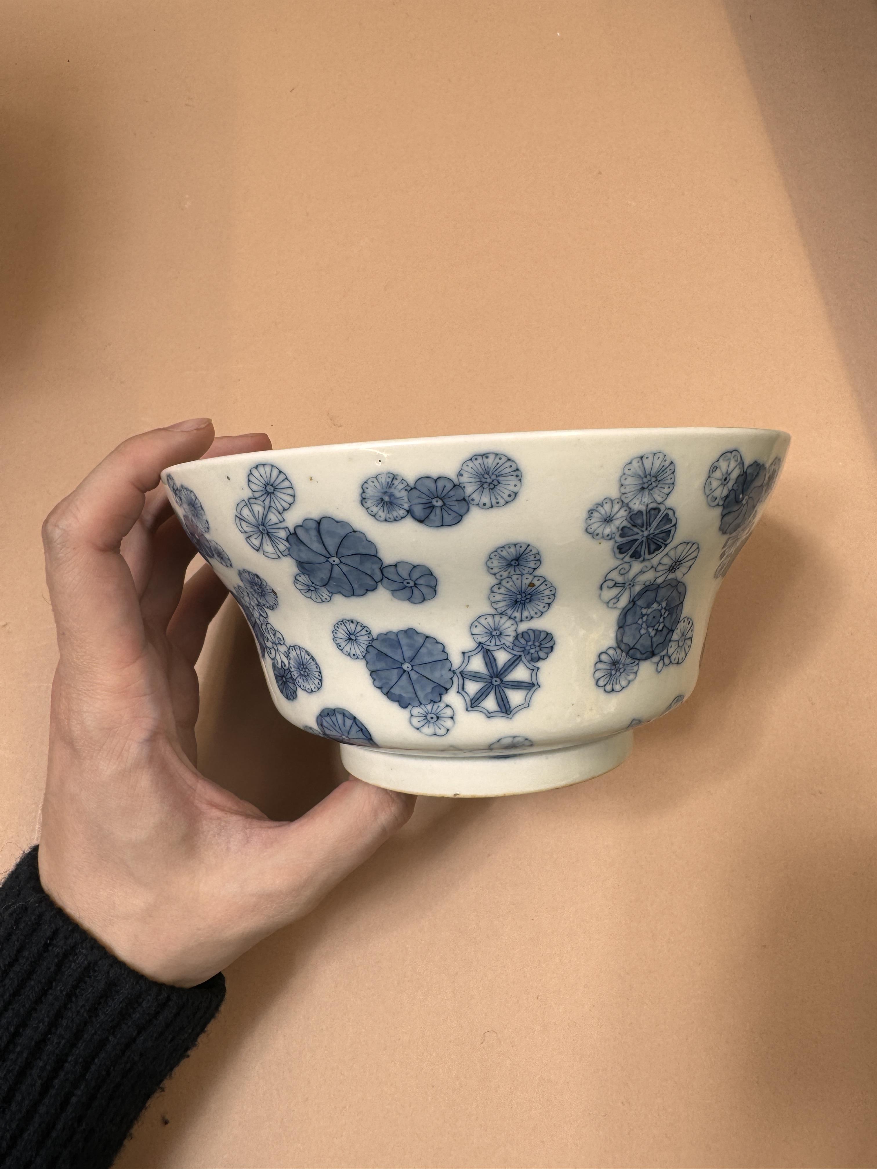 A CHINESE BLUE AND WHITE OGEE BOWL 清十九世紀 青花皮球花折腰盌 《御賜純一堂製》款 - Image 10 of 20