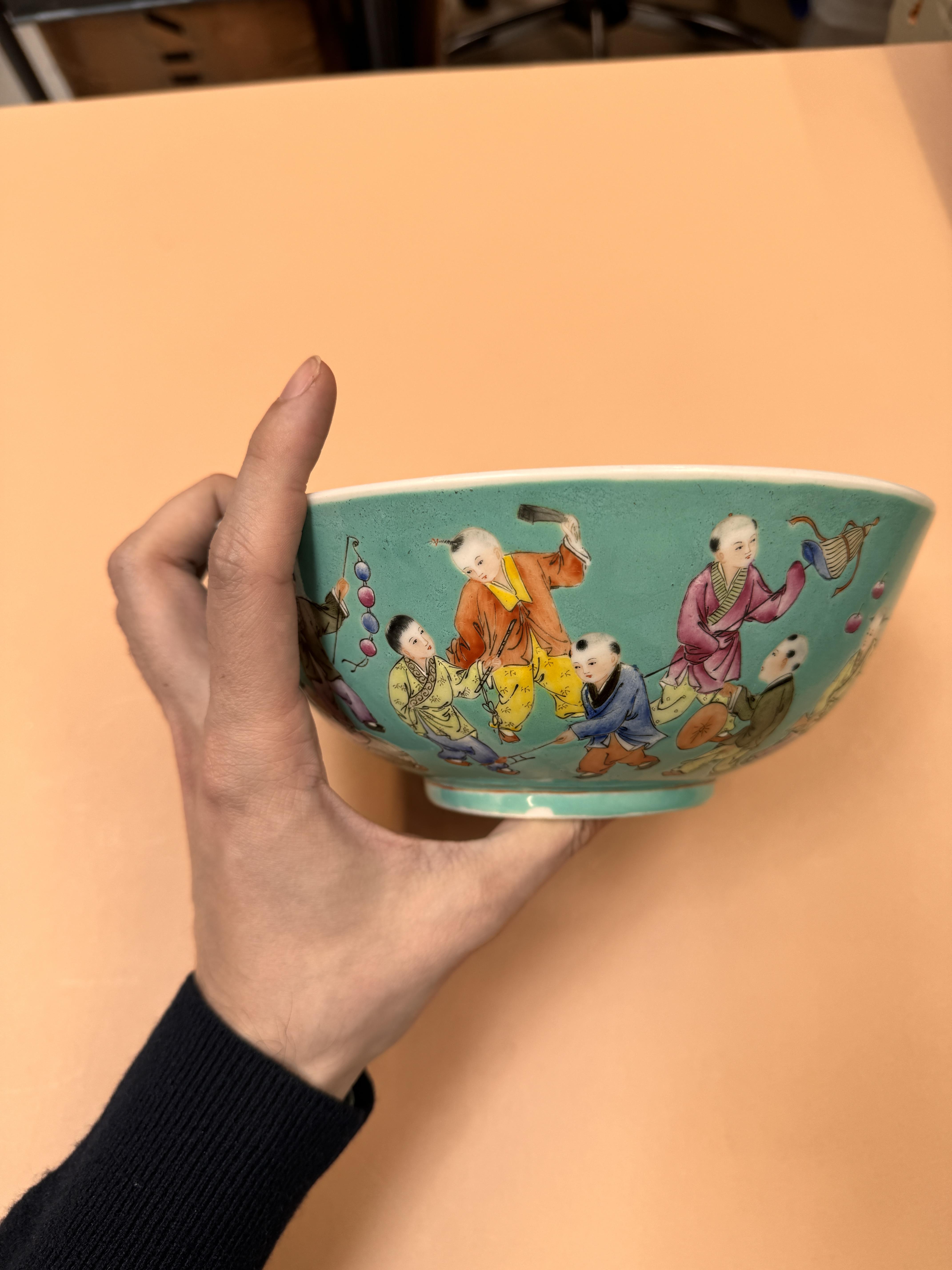 A CHINESE FAMILLE-ROSE TURQUOISE-GROUND BOWL 民國時期 粉彩松石綠地嬰戲圖盌 《大清乾隆年製》款 - Image 21 of 21