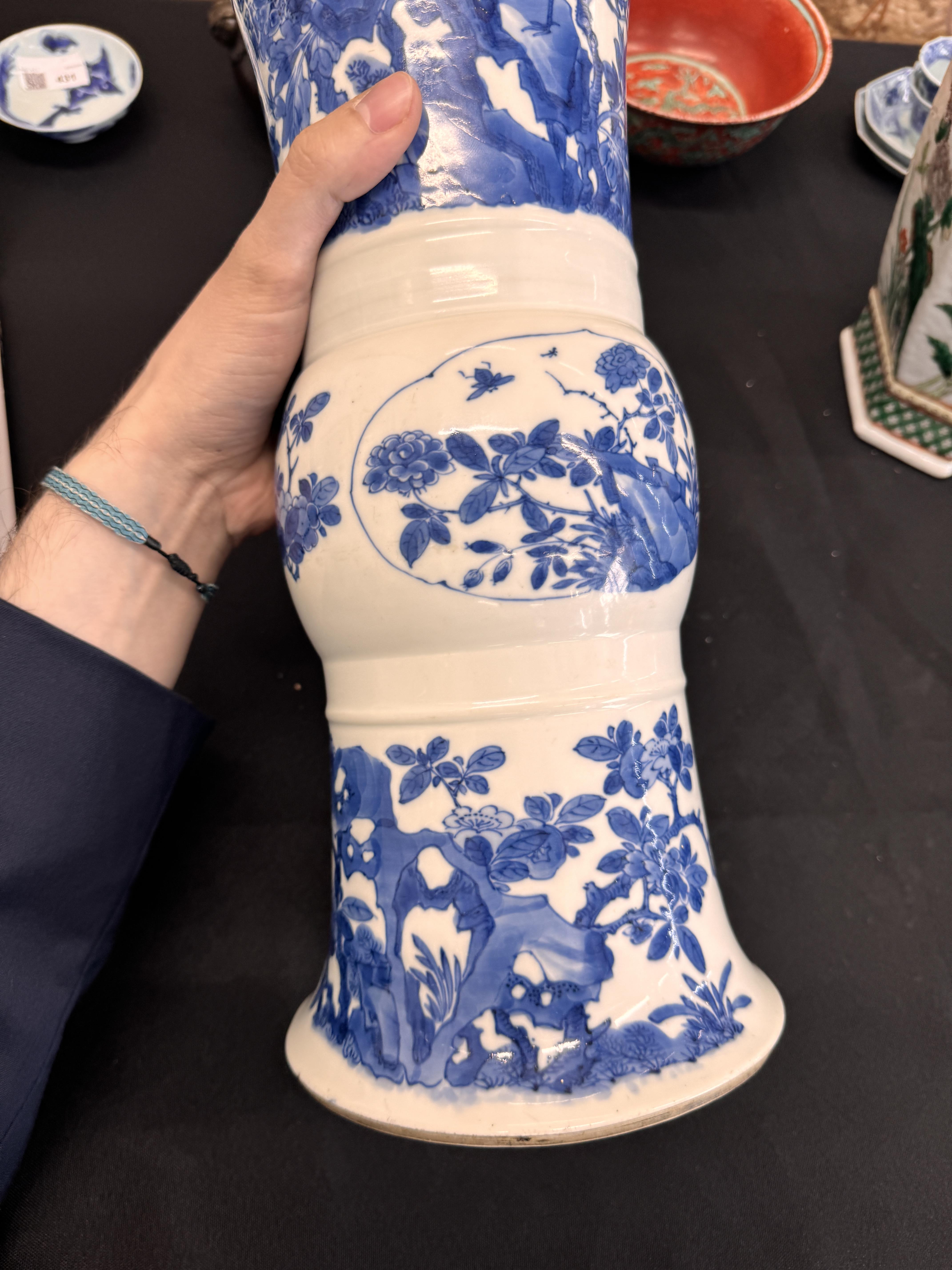 A CHINESE BLUE AND WHITE 'FLORAL' BEAKER VASE, GU 清康熙 青花開光花蟲圖花觚 《大清康熙年製》款 - Image 8 of 21