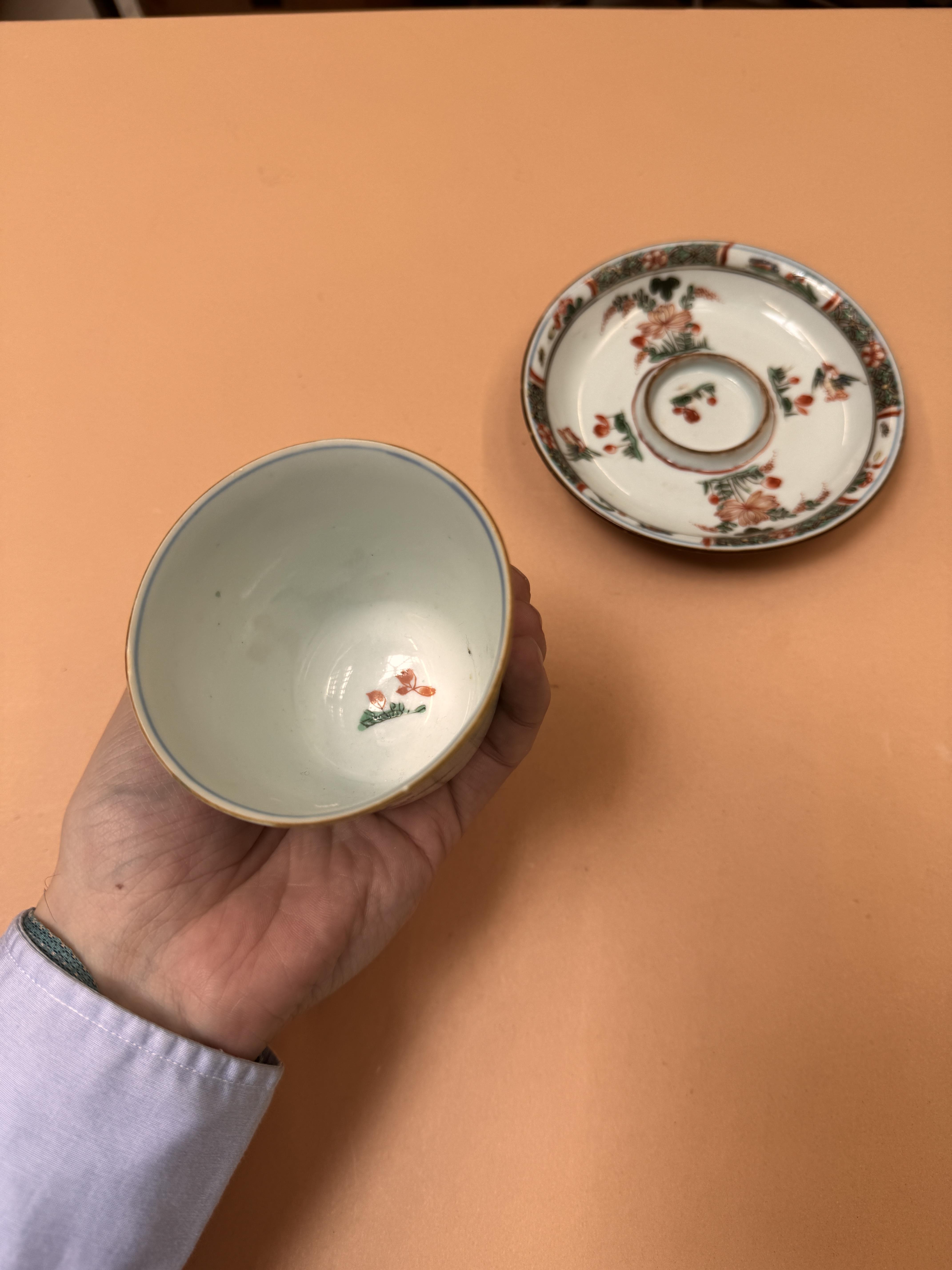 A CHINESE FAMILLE-VERTE CUP AND SAUCER 清康熙 五彩花鳥圖盃連盤 - Image 3 of 18