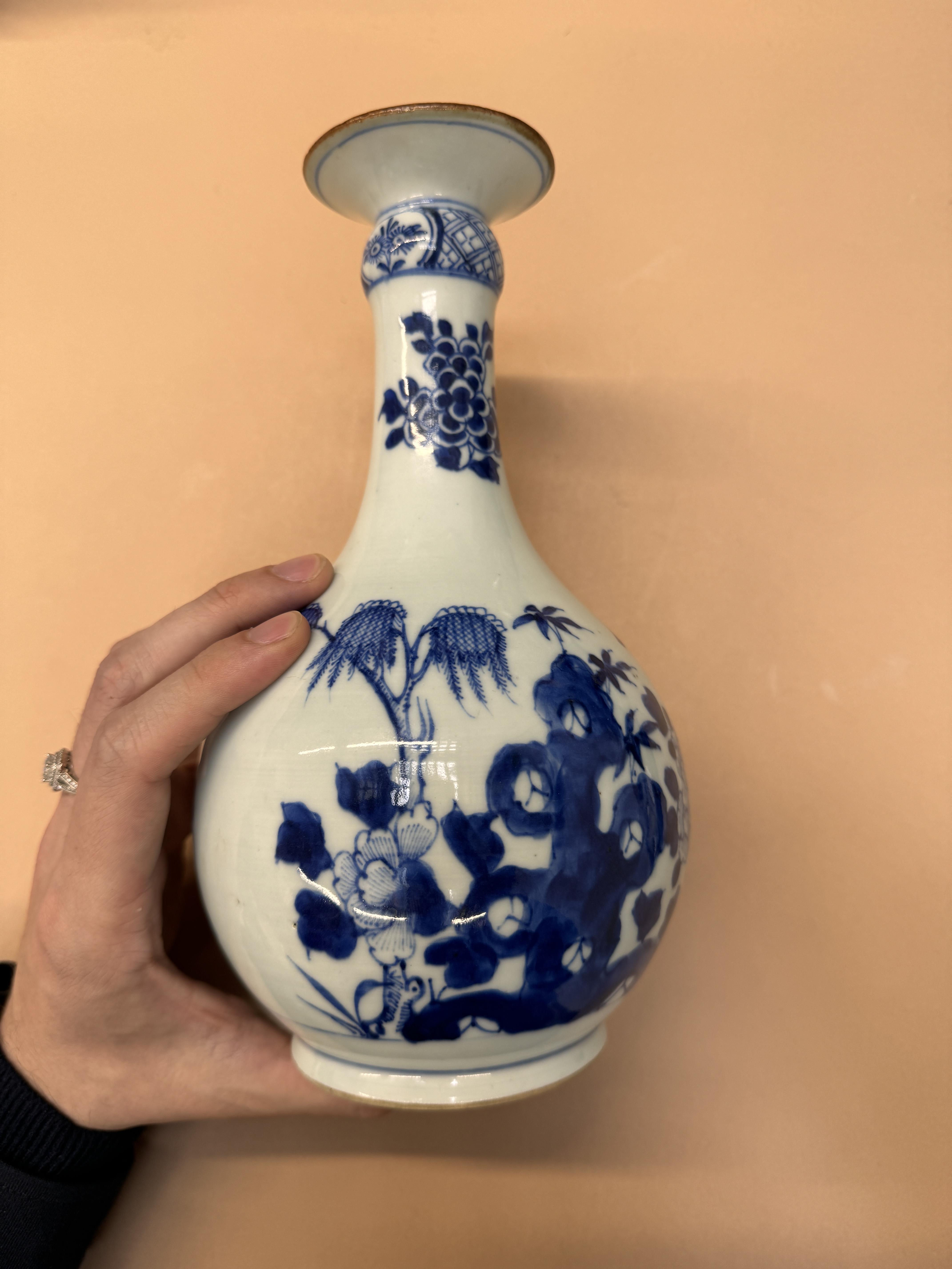 A CHINESE BLUE AND WHITE BOTTLE VASE 清十八世紀 青花花卉紋瓶 - Image 12 of 13