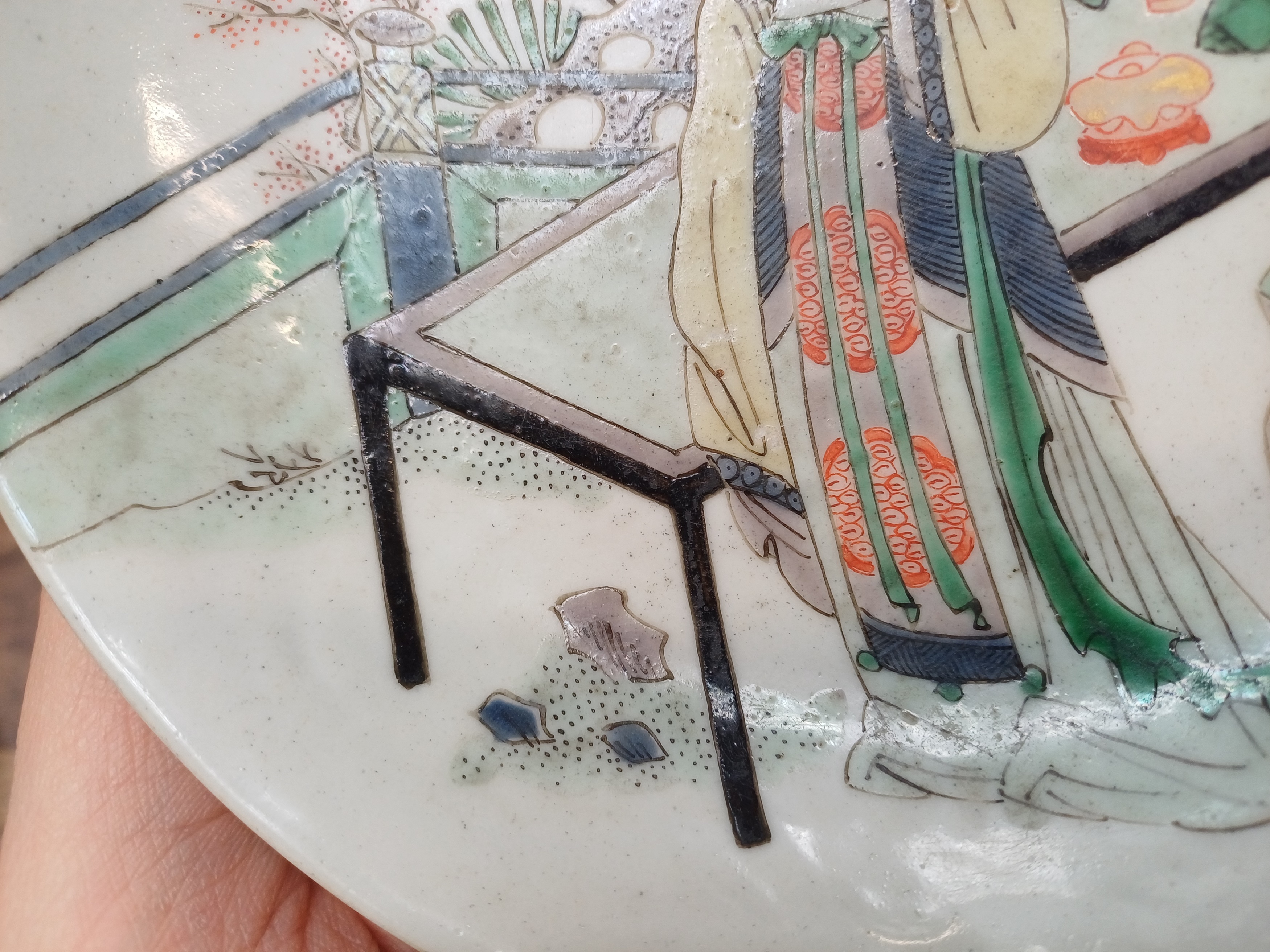 A CHINESE FAMILLE-VERTE 'LADY WITH MOON' DISH 清康熙 庭園仕女圖紋盤 《大明成化年製》款 - Image 7 of 15