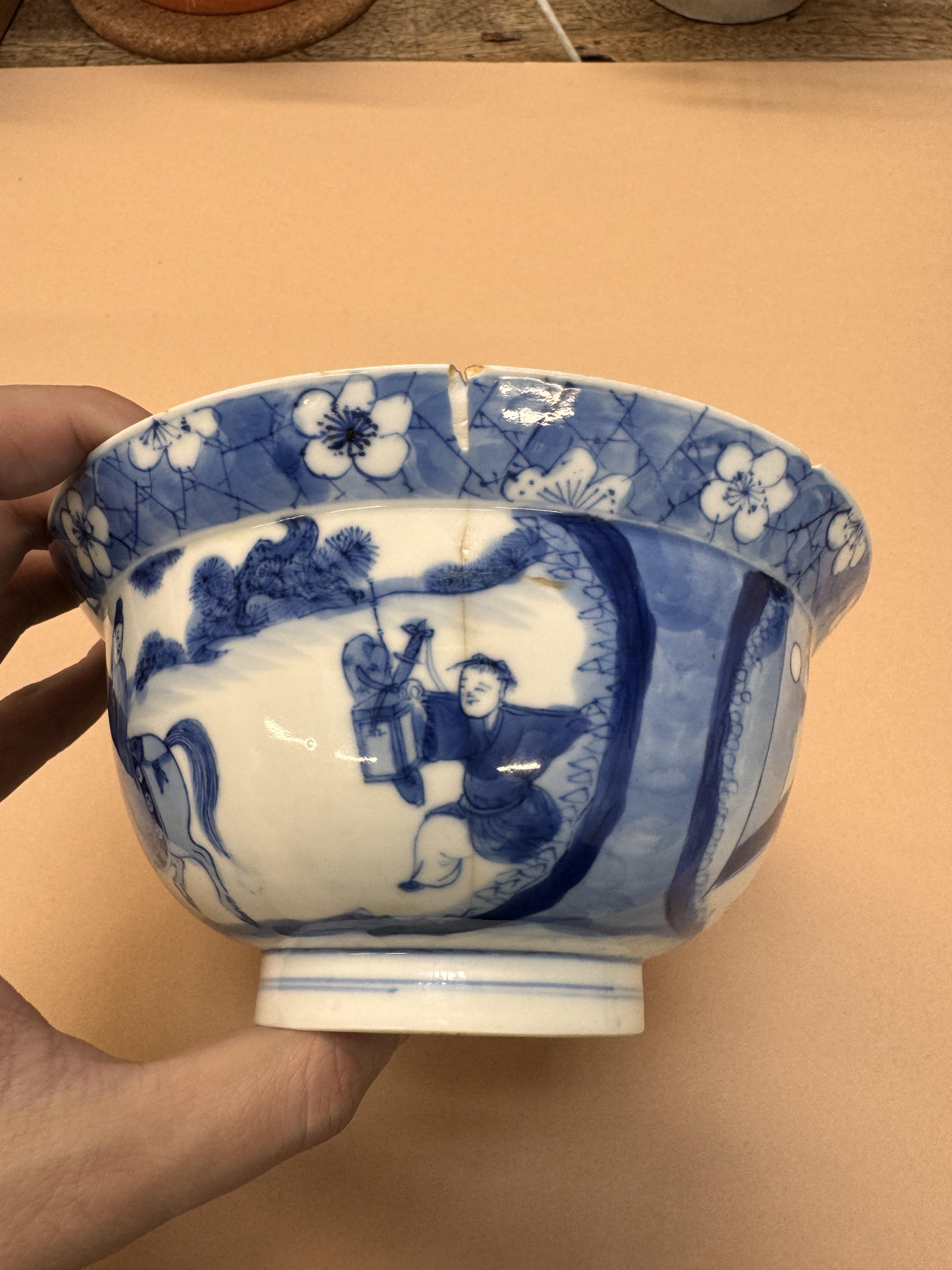 A CHINESE BLUE AND WHITE 'FIGURAL' BOWL 清康熙 青花人物故事圖紋盌 《大清康熙年製》款 - Image 4 of 14