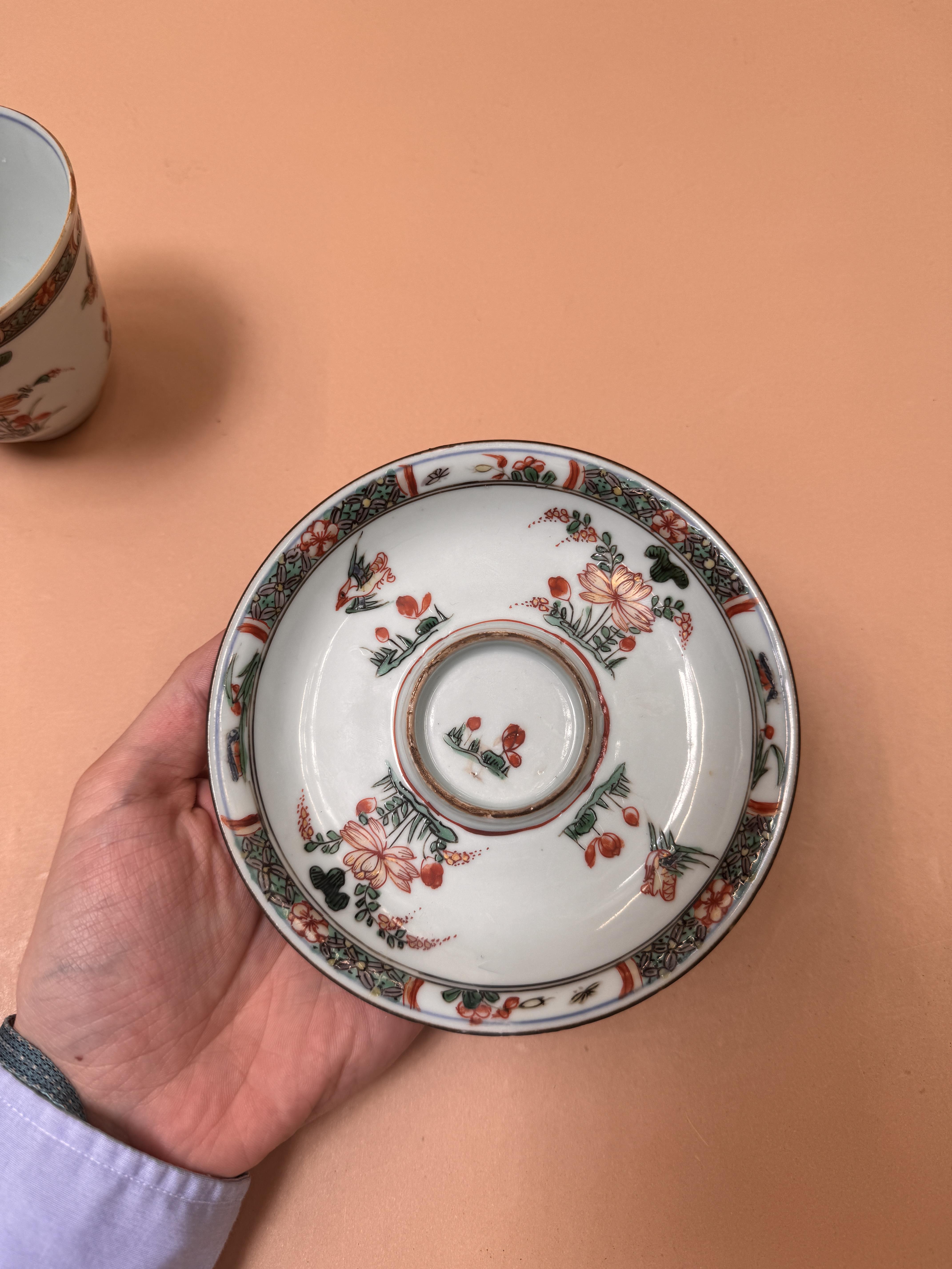 A CHINESE FAMILLE-VERTE CUP AND SAUCER 清康熙 五彩花鳥圖盃連盤 - Image 13 of 18
