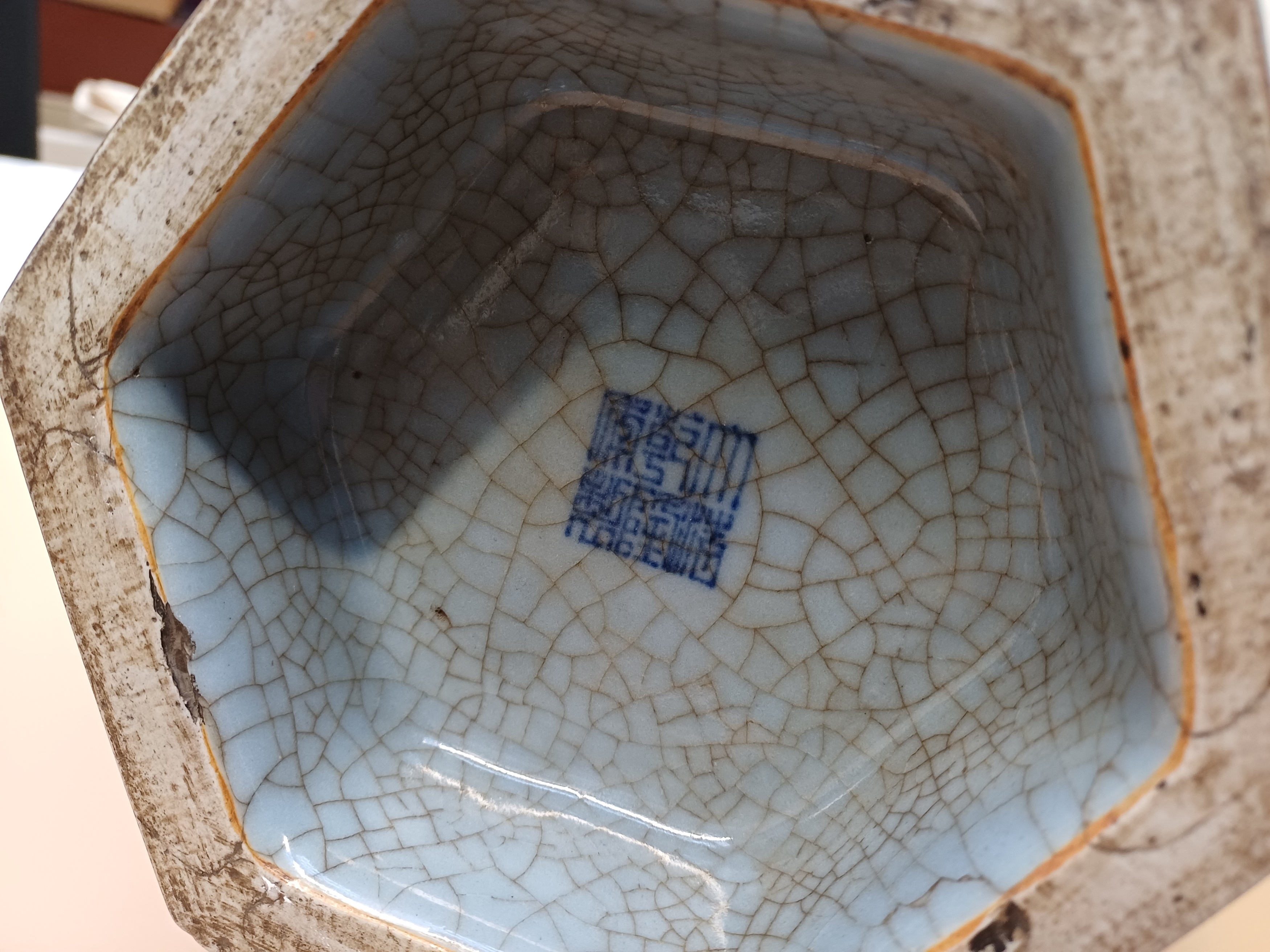 A LARGE CHINESE GUAN-TYPE HEXAGONAL BALUSTER VASE 清或為乾隆 仿官釉六棱式瓶 《大清乾隆年製》款 - Image 20 of 23