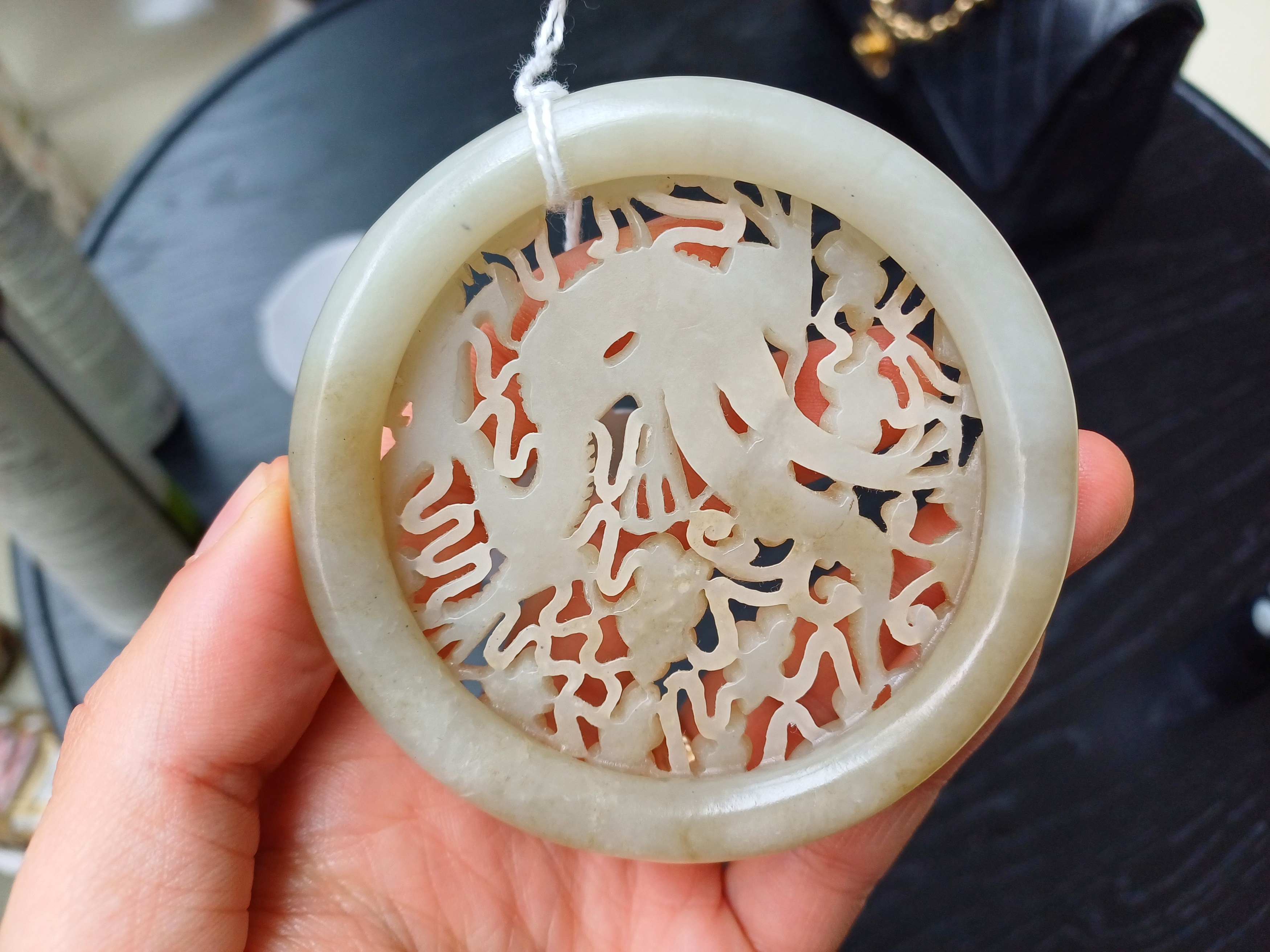 A CHINESE RETICULATED WHITE AND RUSSET JADE 'DRAGON' ROUND PLAQUE 十九世紀 白玉糖色龍趕珠紋珮 - Image 7 of 10