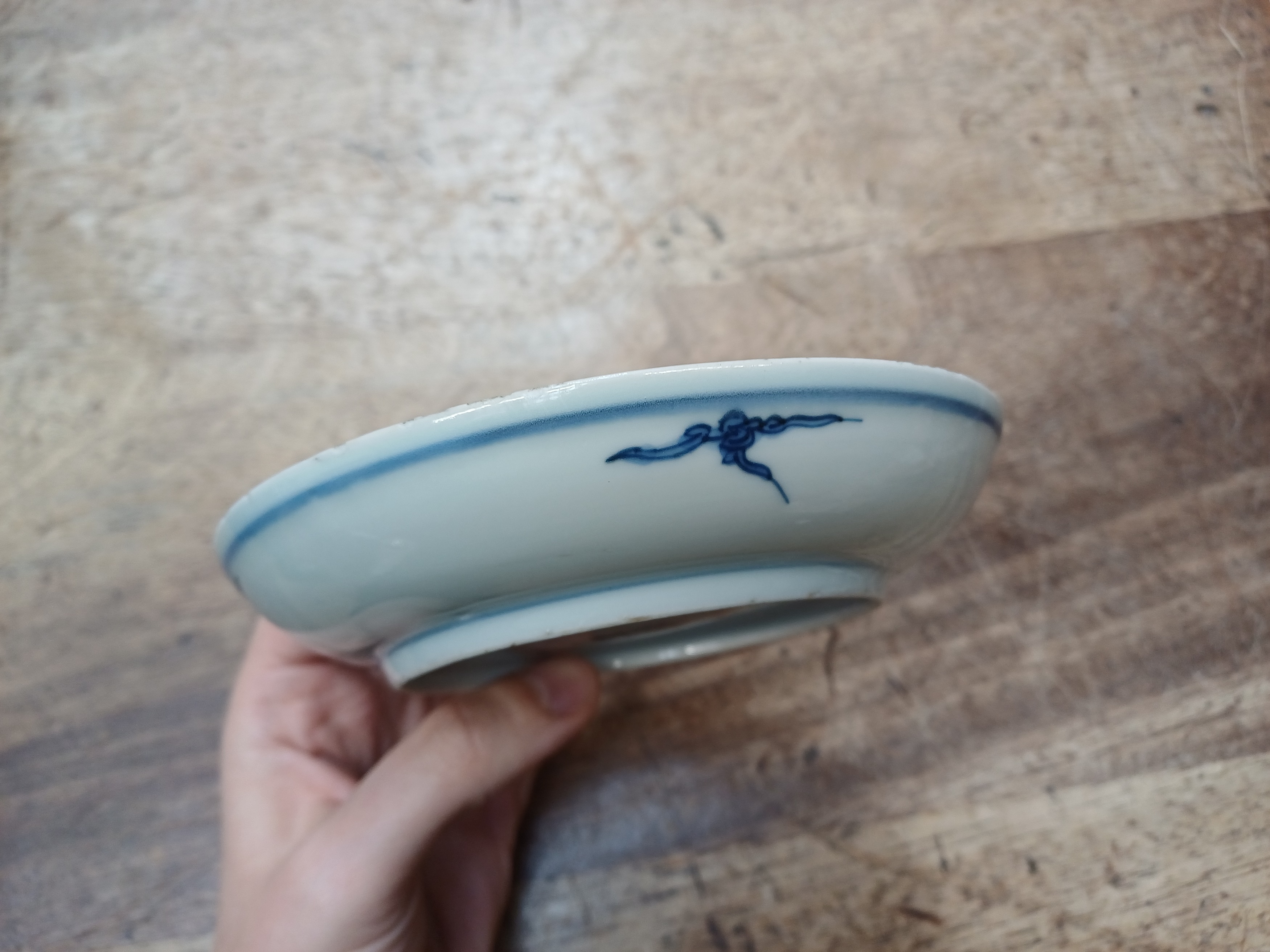 A CHINESE BLUE AND WHITE 'MUSICIAN' DISH 晚明或過渡期 青花樂人盤 - Image 11 of 14
