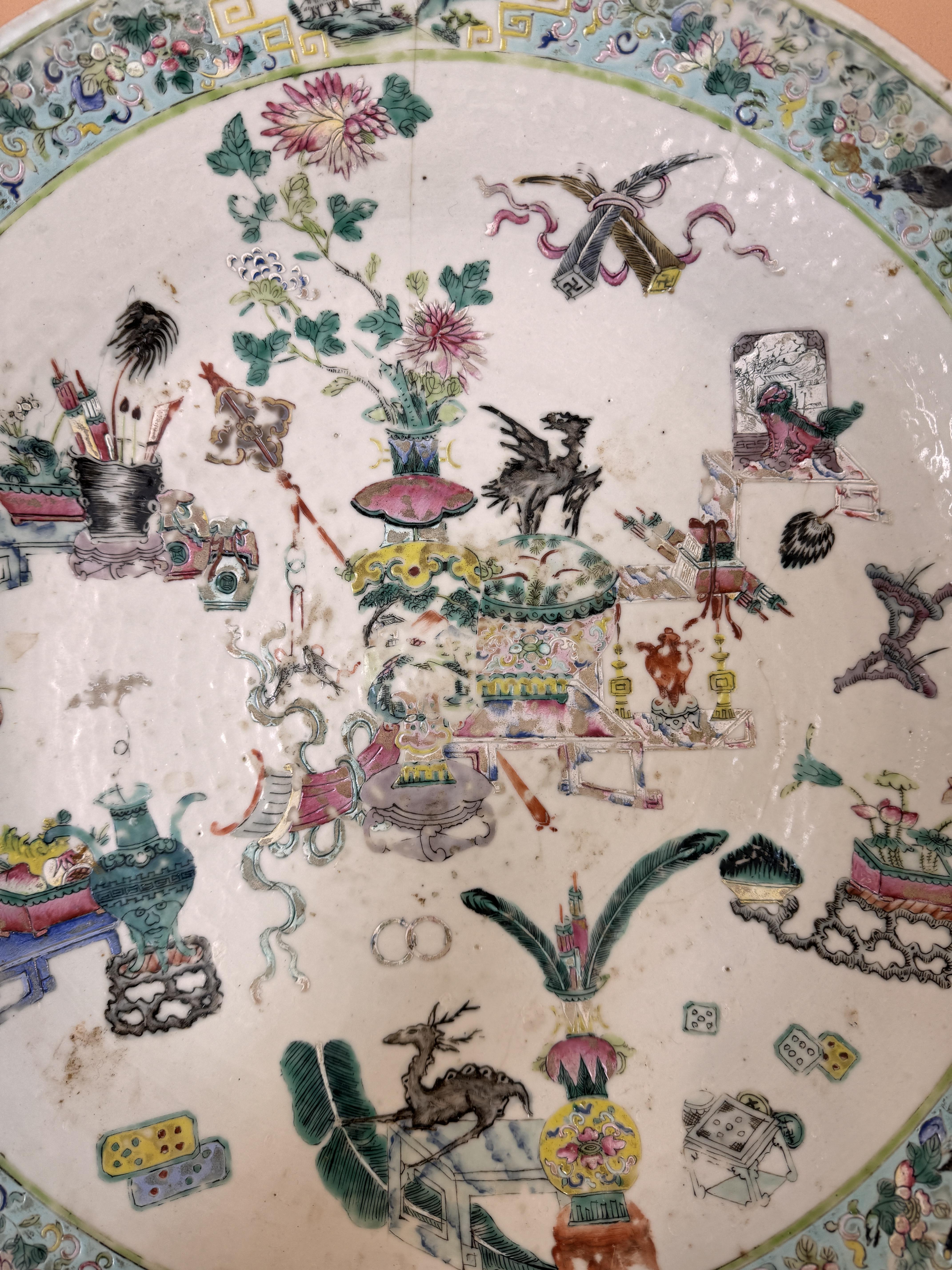 A LARGE CHINESE FAMILLE-ROSE 'HUNDRED ANTIQUES' CHARGER 清十九世紀 粉彩博古圖紋大盤 - Image 6 of 15