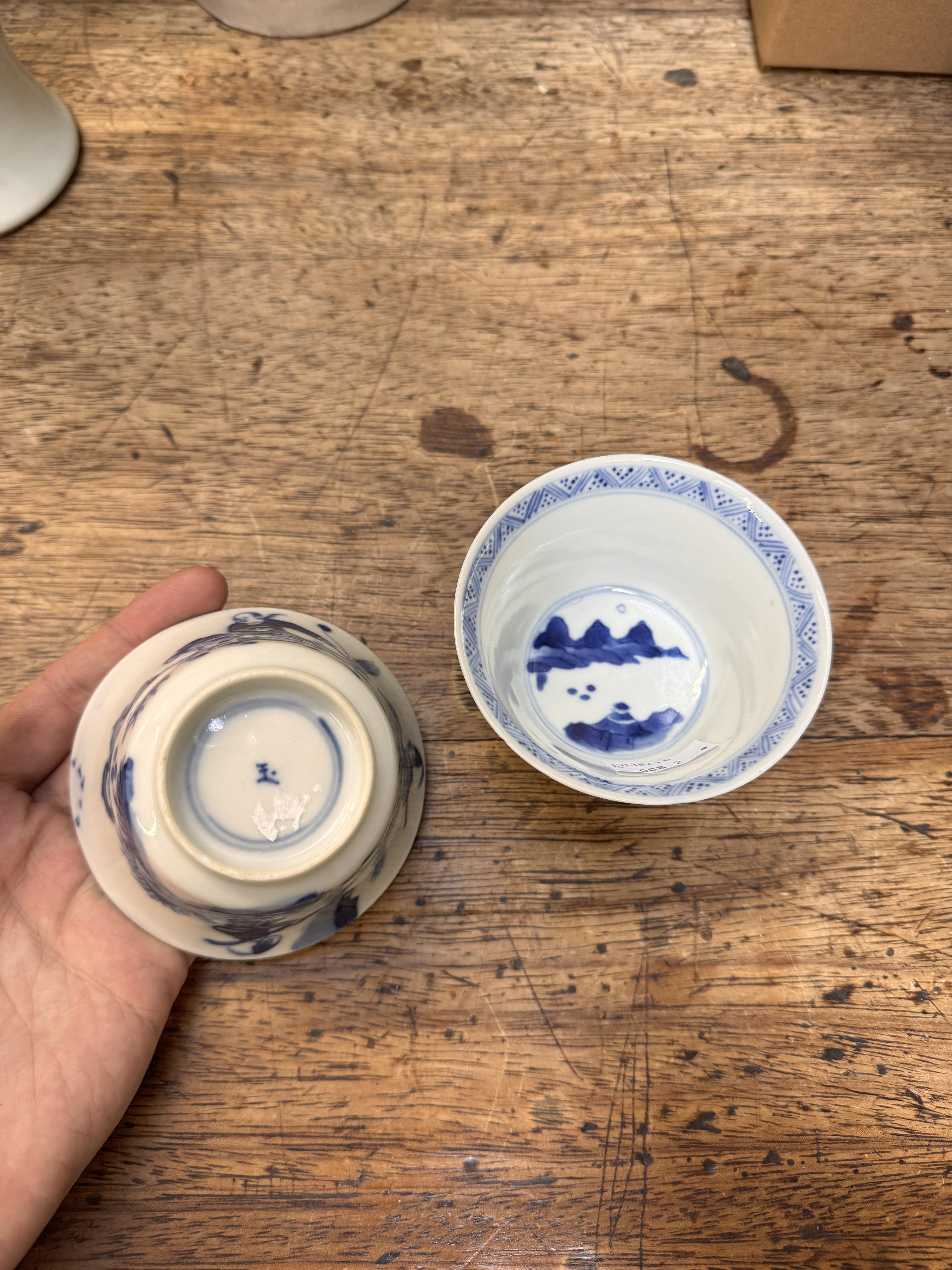 TWO CHINESE BLUE AND WHITE CUPS 清康熙 青花策馬勇戰圖盃兩件 《玉》款 - Image 17 of 23