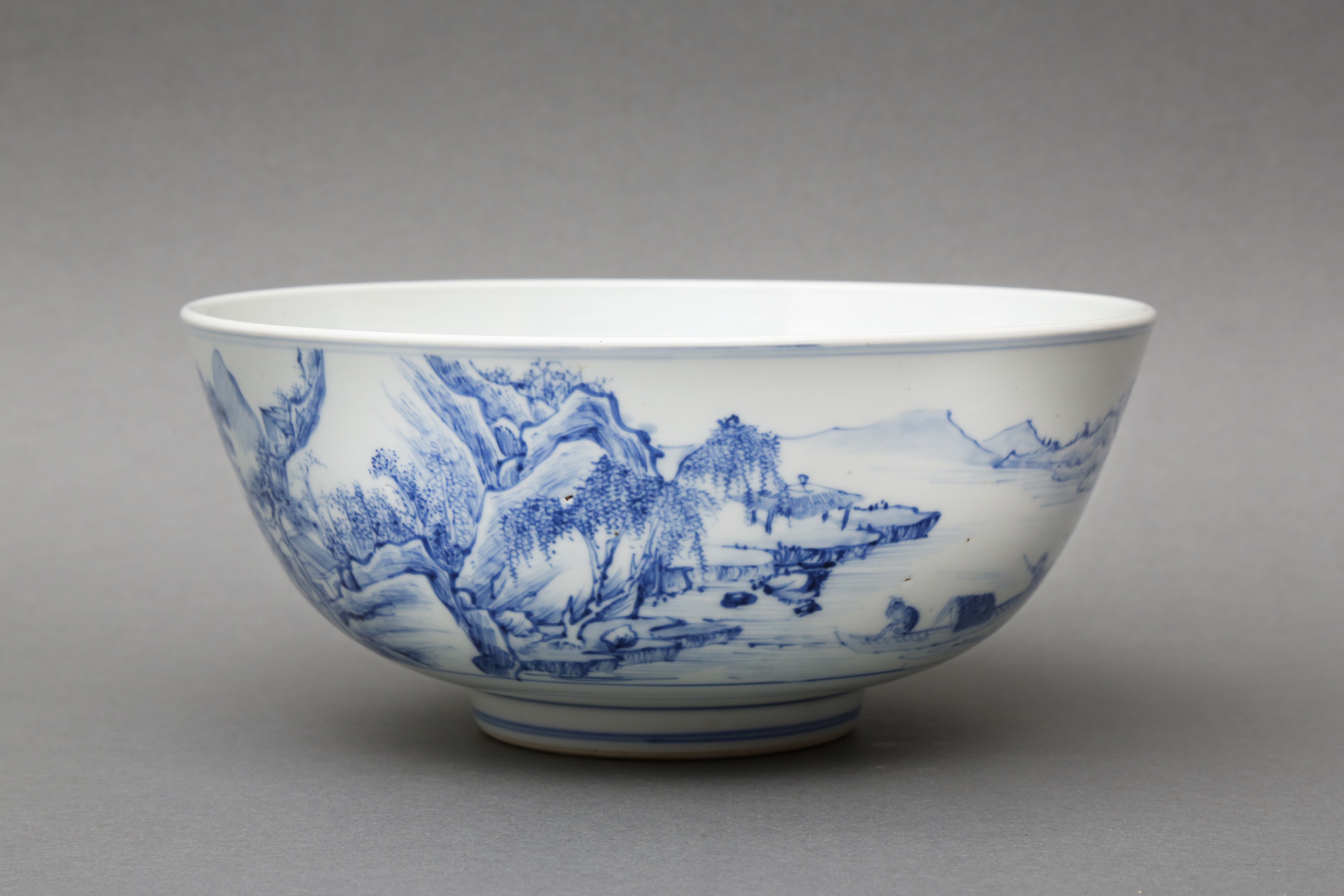 A RARE CHINESE BLUE AND WHITE 'MASTER OF THE ROCKS' BOWL 清康熙或雍正 青花山水人物圖紋盌 - Image 4 of 19
