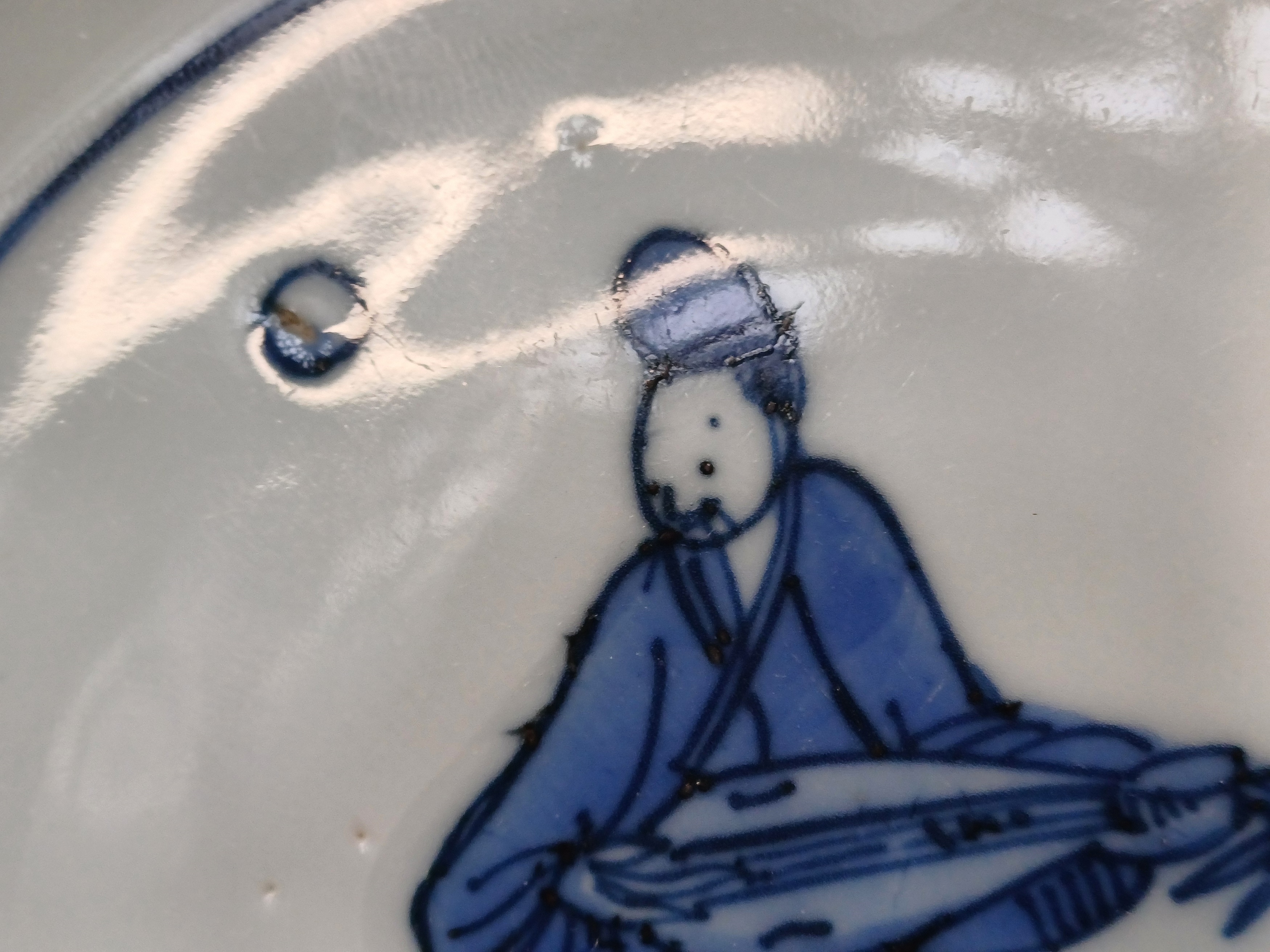 A CHINESE BLUE AND WHITE 'MUSICIAN' DISH 晚明或過渡期 青花樂人盤 - Image 4 of 14
