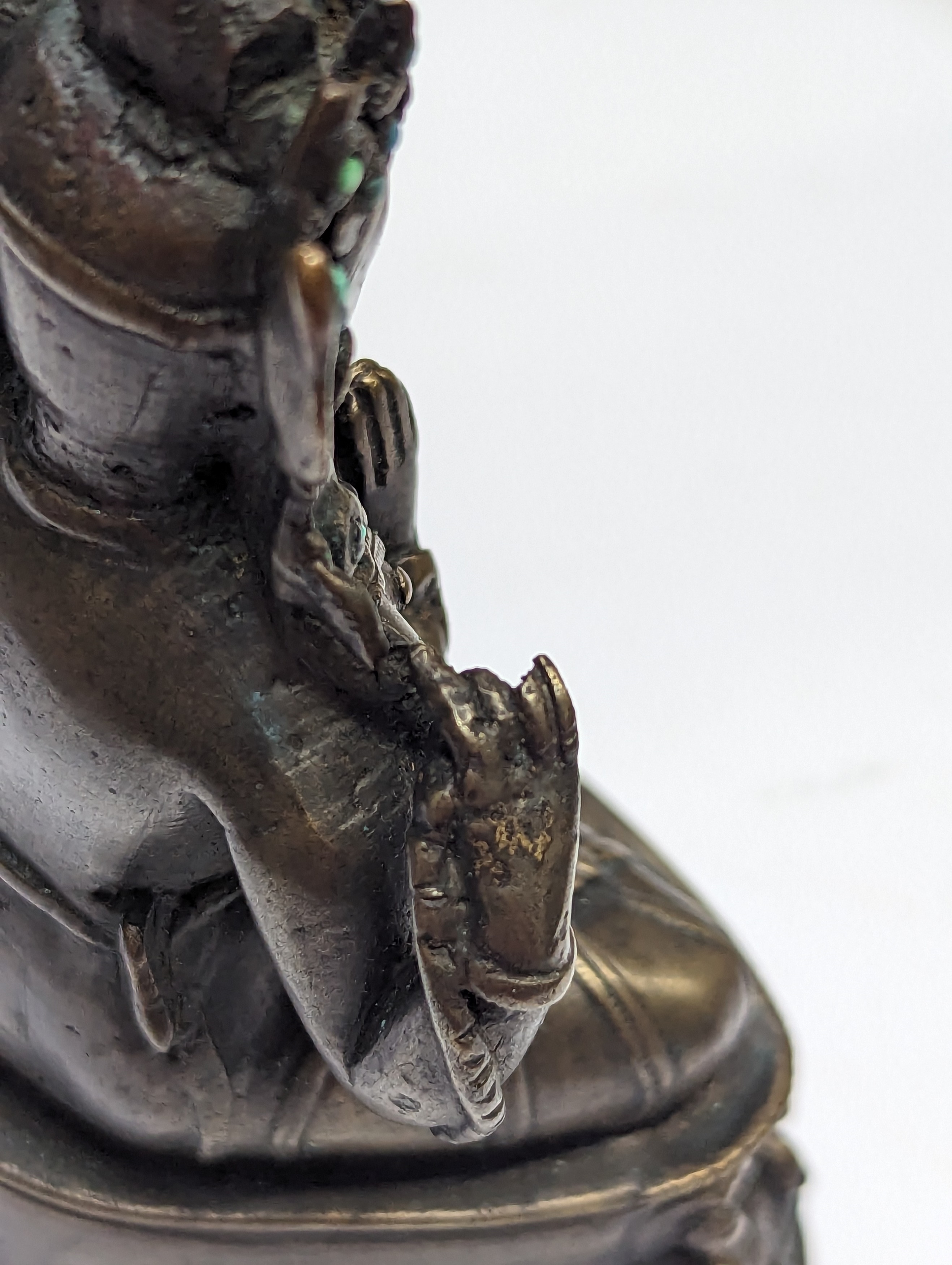 A TIBETAN BRONZE FIGURE OF SADAKSARI 十五世紀 銅聖觀音坐像 - Image 10 of 14