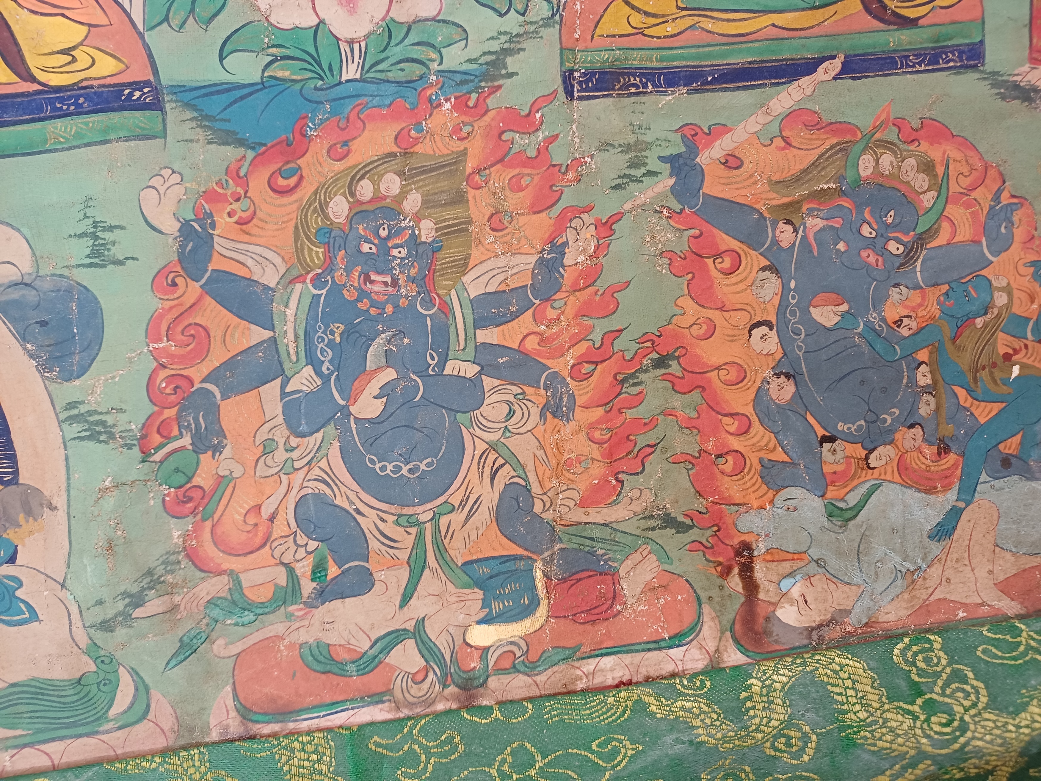 A TIBETAN PAINTED THANGKA OF TSONGKHAPA 十九世紀 藏傳宗喀巴唐卡 - Image 15 of 23