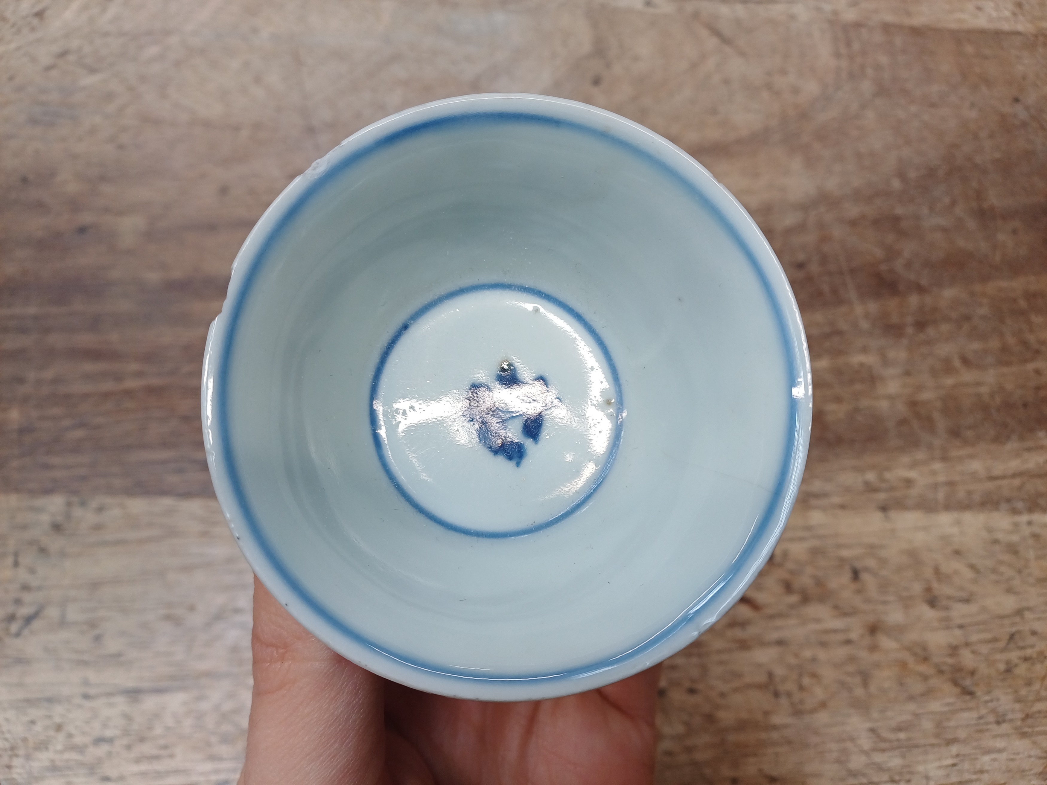 A CHINESE RETICULATED BLUE AND WHITE 'LINGLONG' TEA BOWL AND THREE EXPORT CERAMICS 清 崇禎至十八世紀 青花玲瓏盌及外 - Image 14 of 21