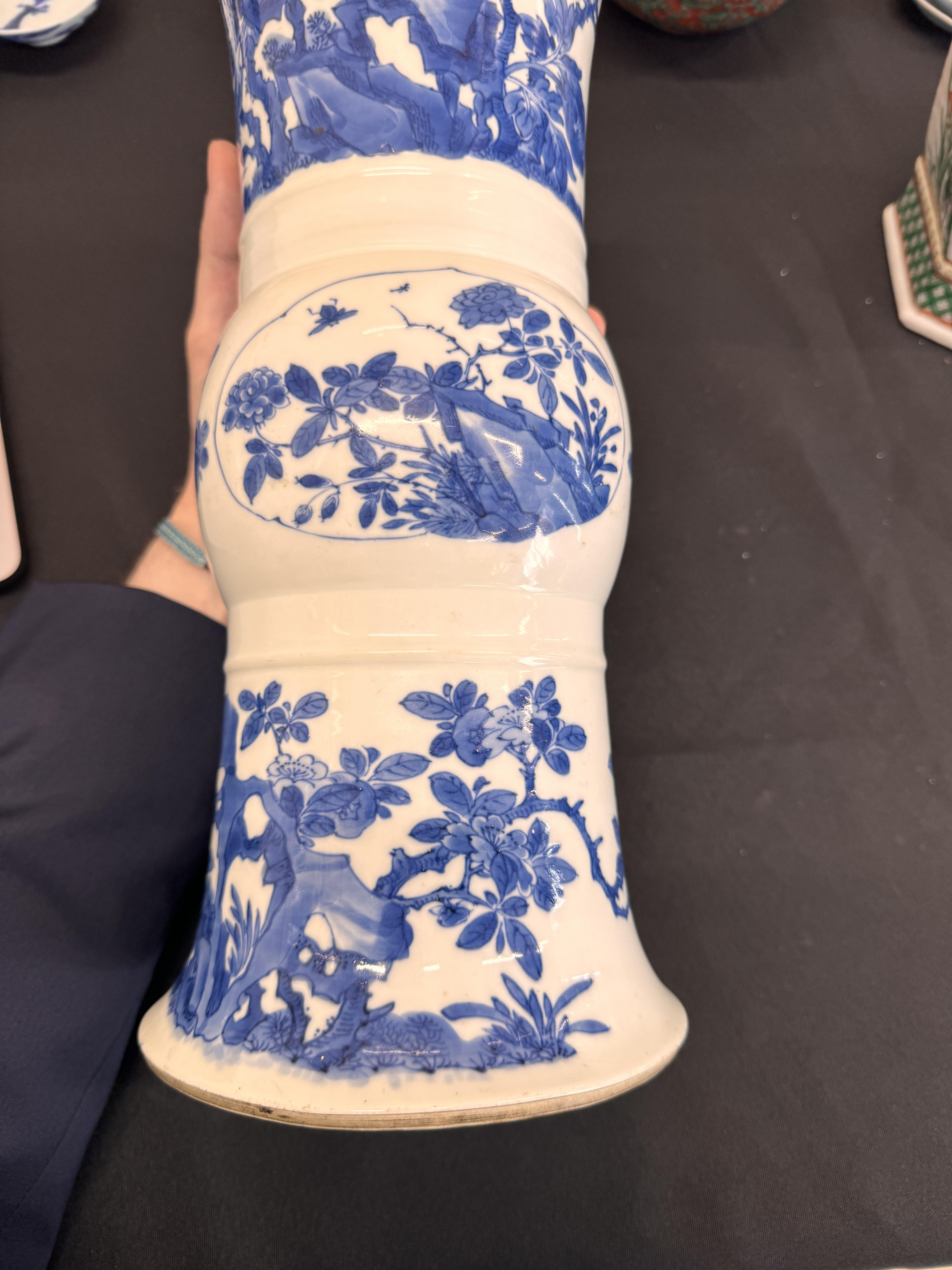 A CHINESE BLUE AND WHITE 'FLORAL' BEAKER VASE, GU 清康熙 青花開光花蟲圖花觚 《大清康熙年製》款 - Image 14 of 21