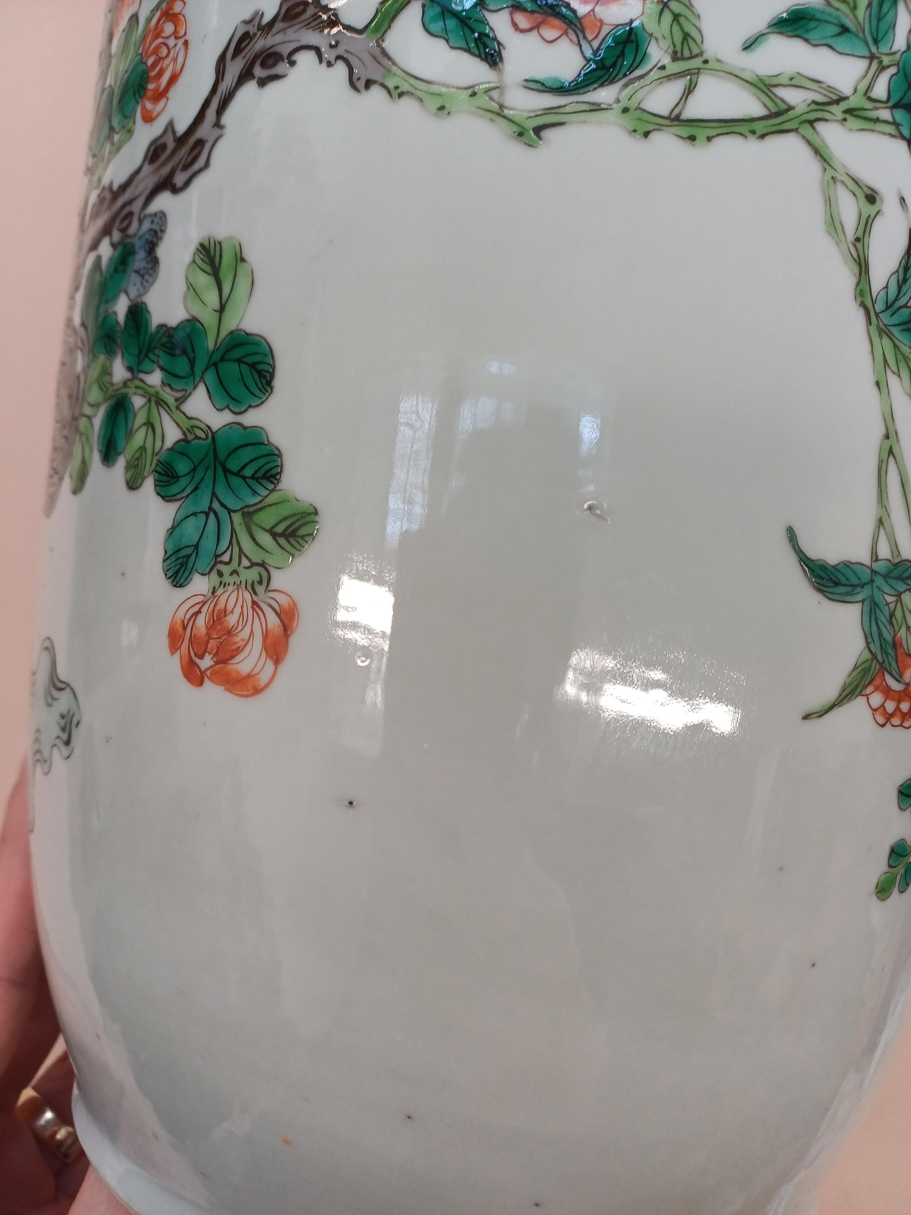 A PAIR OF FINE CHINESE FAMILLE-VERTE ‘BIRD AND BLOSSOM’ VASES 清康熙 五彩花鳥圖紋瓶一對 - Image 15 of 16