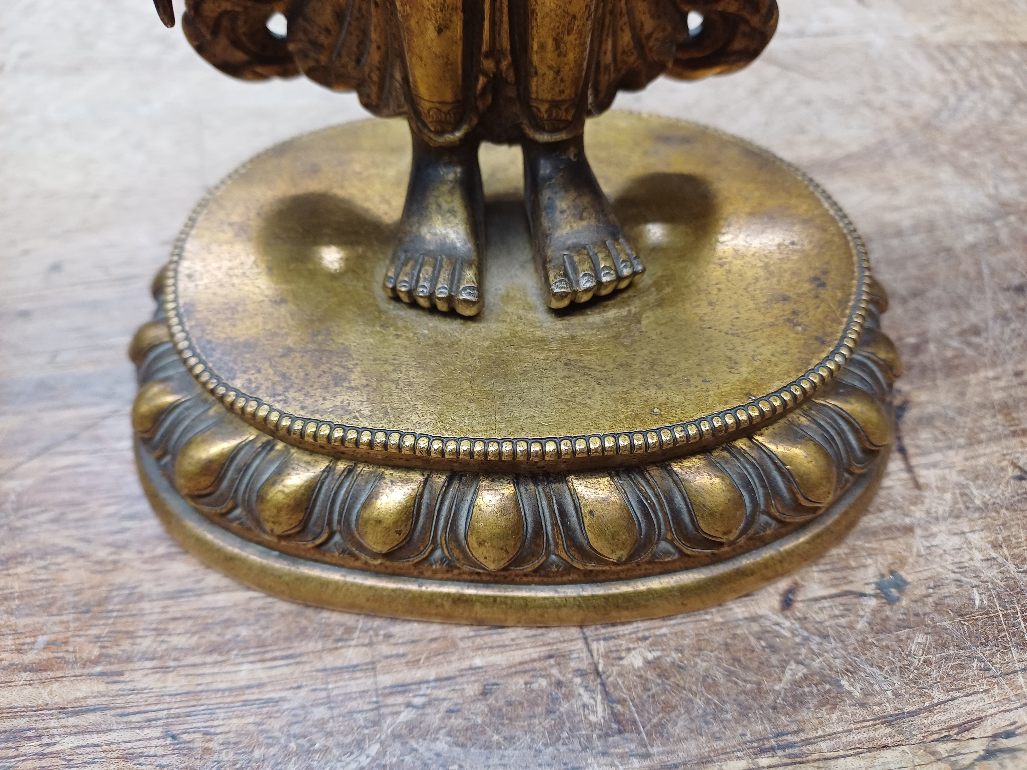 A SINO-TIBETAN GILT-BRONZE FIGURE OF ELEVEN-HEADED EKADASAMUKHA AVALOKITESHVARA 十八至十九世紀 銅鎏金十一面觀音立像 - Image 7 of 18