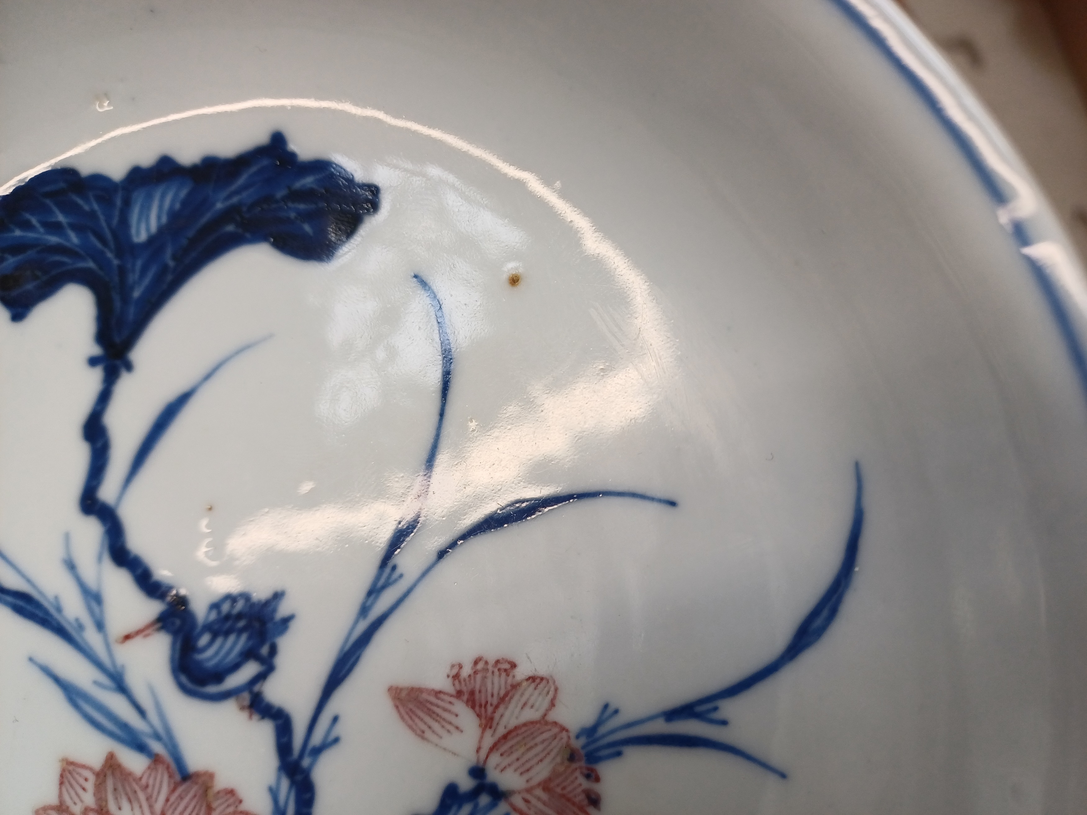 A RARE CHINESE BLUE AND WHITE AND COPPER-RED 'LOTUS AND EGRET' DISH 清康熙 青花釉裡紅一路連科圖盤 - Image 5 of 13